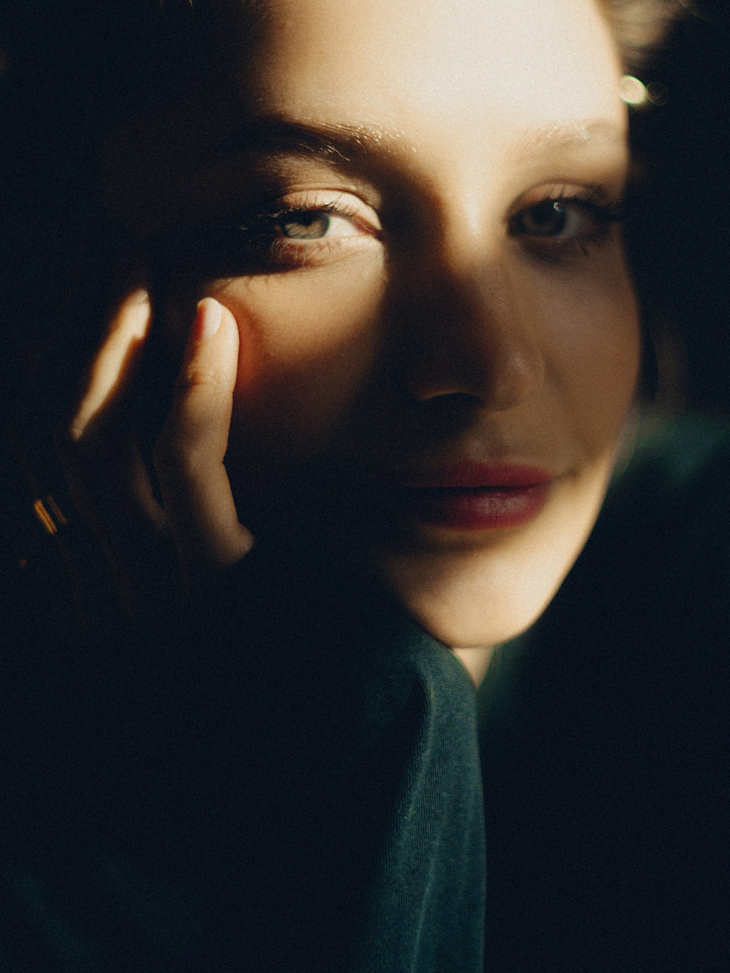 Портретная женская съемка в кофейне