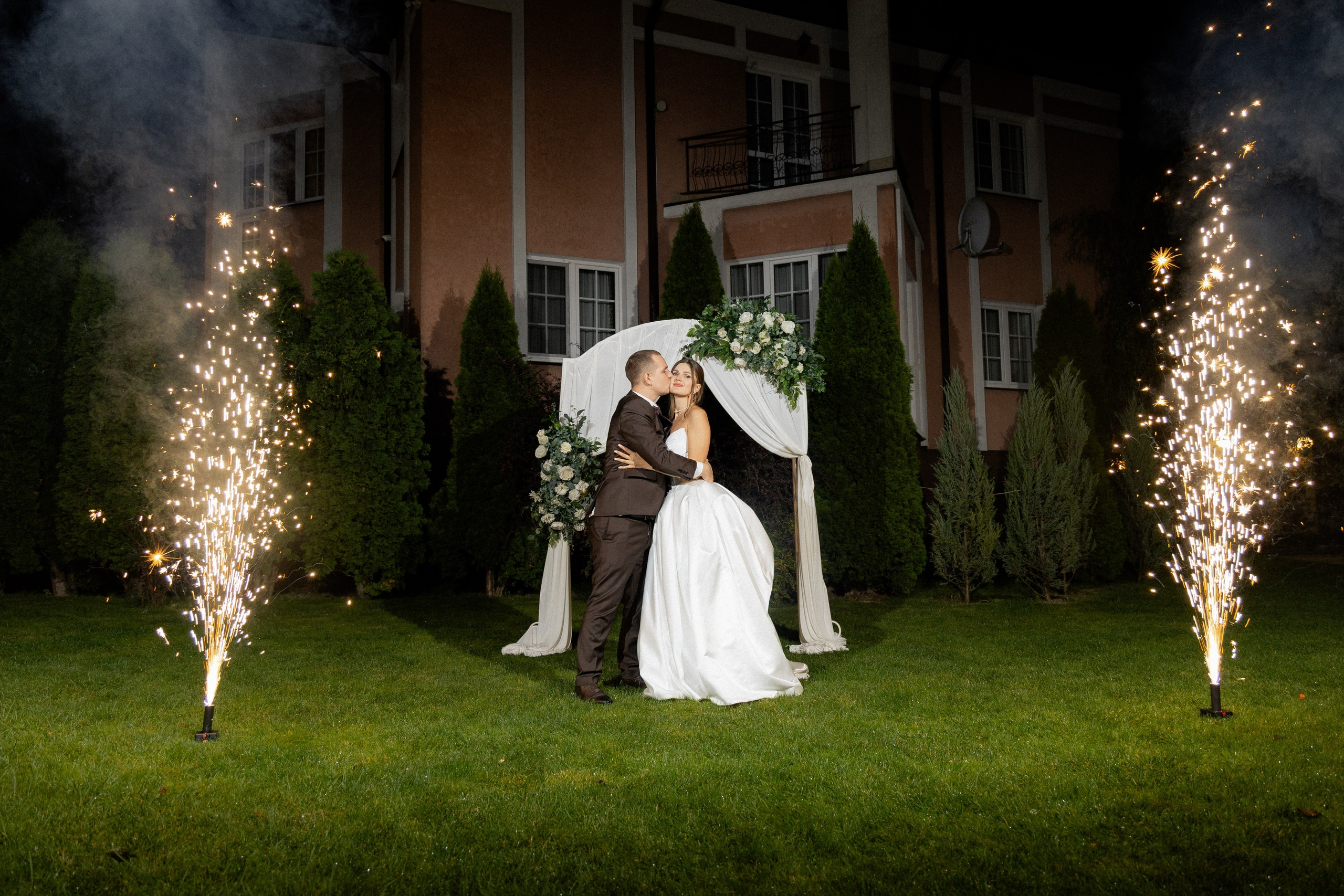 Свадебная фотосессия Анастасии и Игоря в Усадьбе Легенда. Свадебный фотограф в Минске/Беларуси Сергей Спиридонов