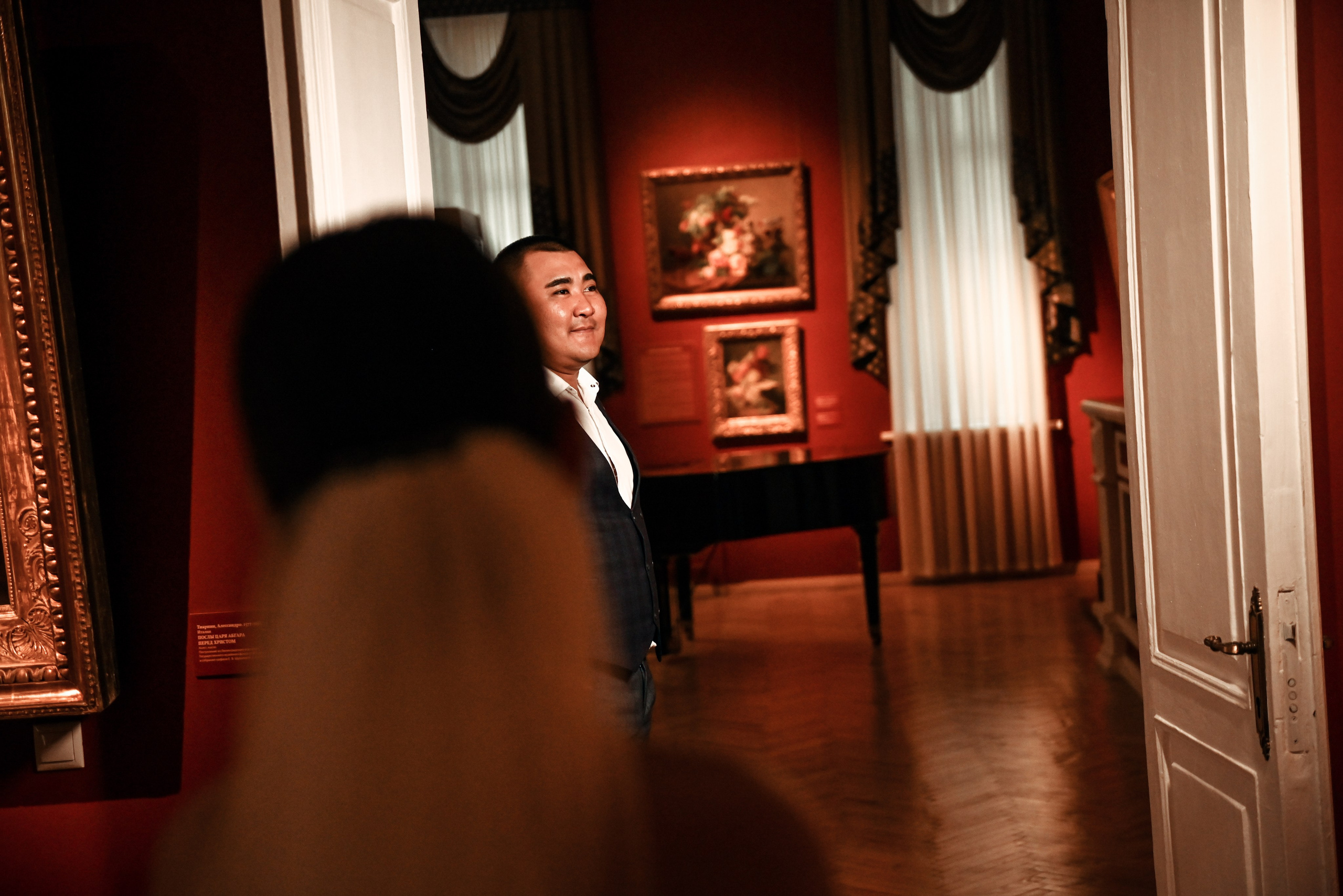 Небольшая свадебная серия в музее и прогулкой под дождем Эльмиры и Ризата. Свадебный, семейный, детский, контент фотограф в Омске Максим Ильин