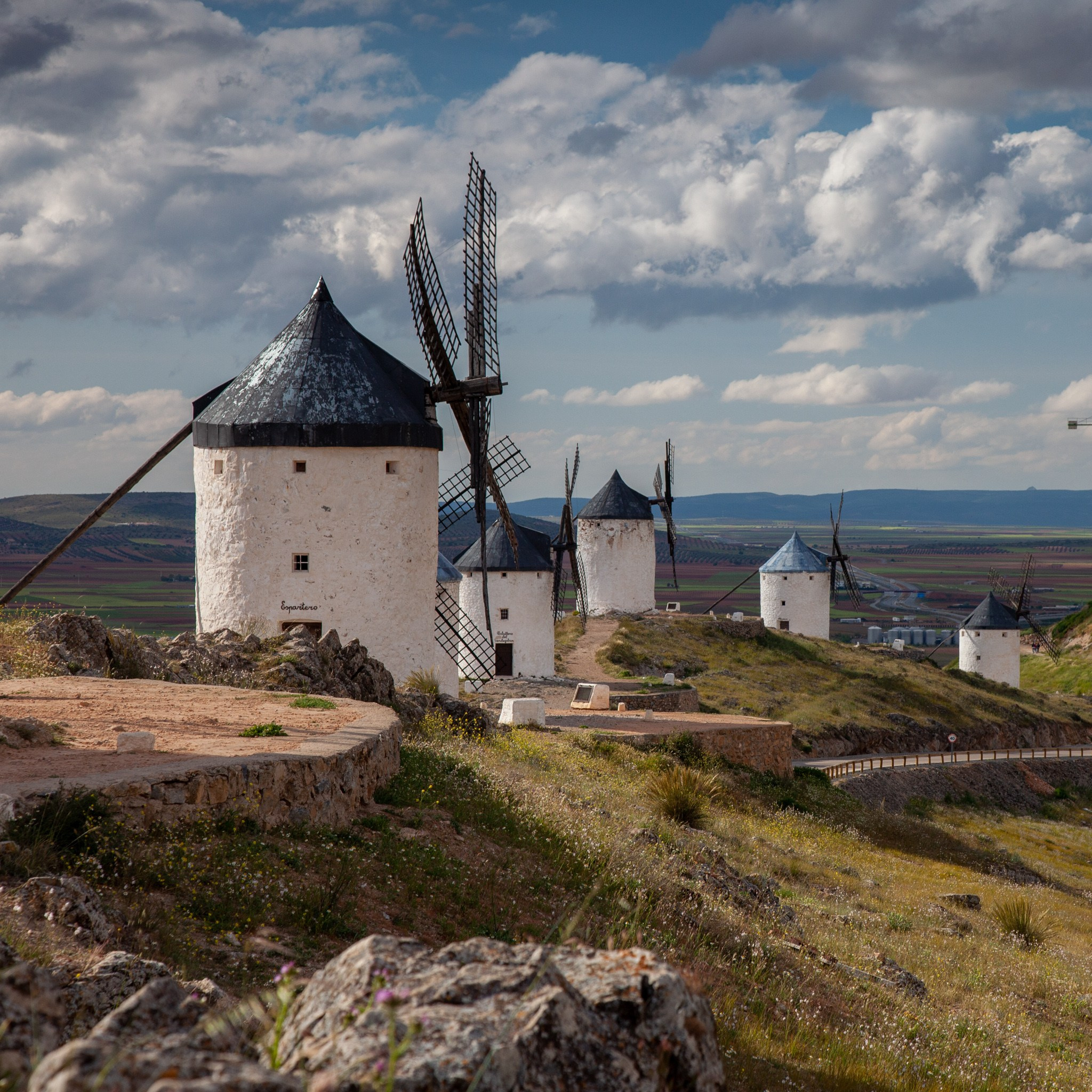 Consuegra España Molinos de viento de Don Quijote en la provincia de Toledo, Испания 2010. Фотограф Василий Буланов