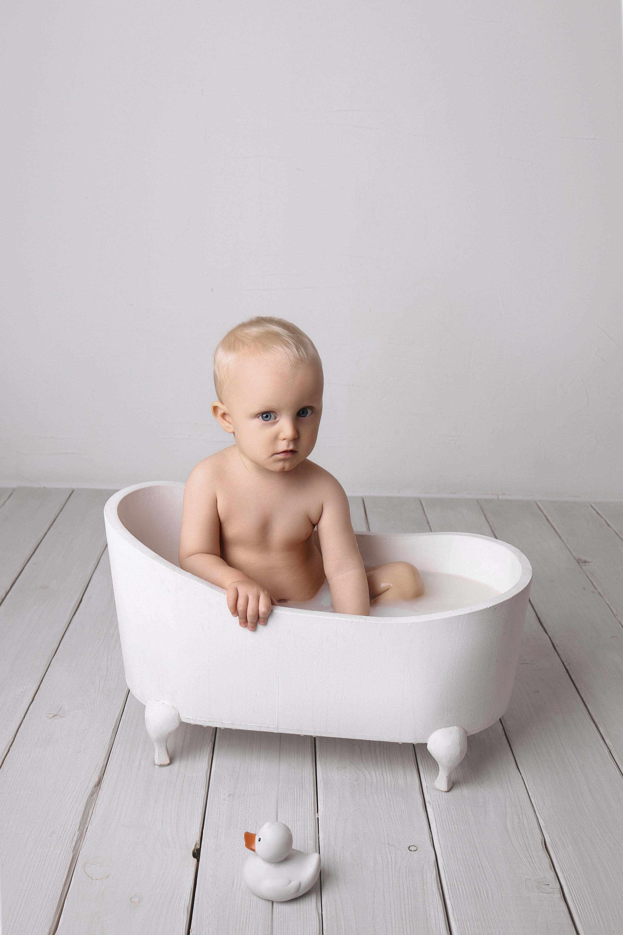 Молочная ванна. Фотограф новорожденных и детский фотограф в Новосибирске