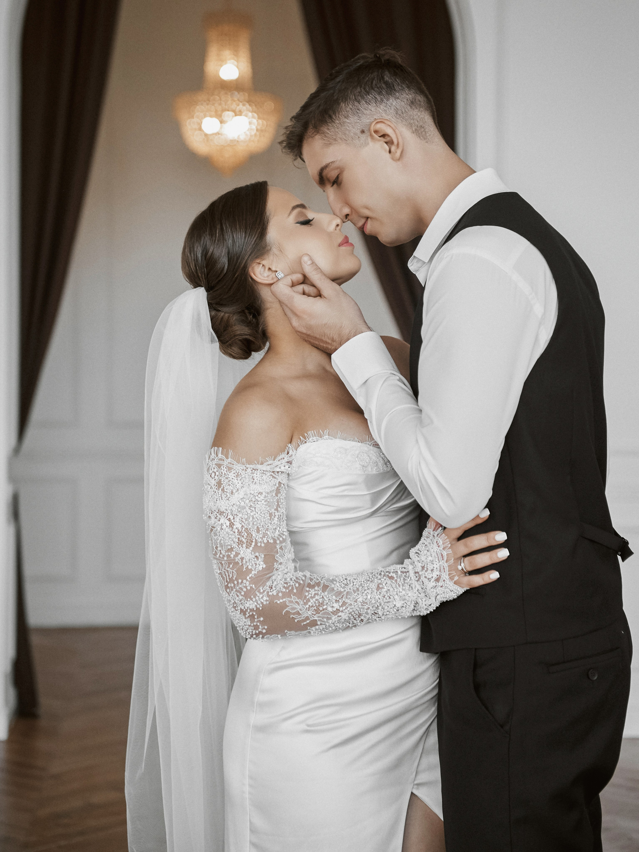 Портрет невесты и жениха в элегантном интерьере студии