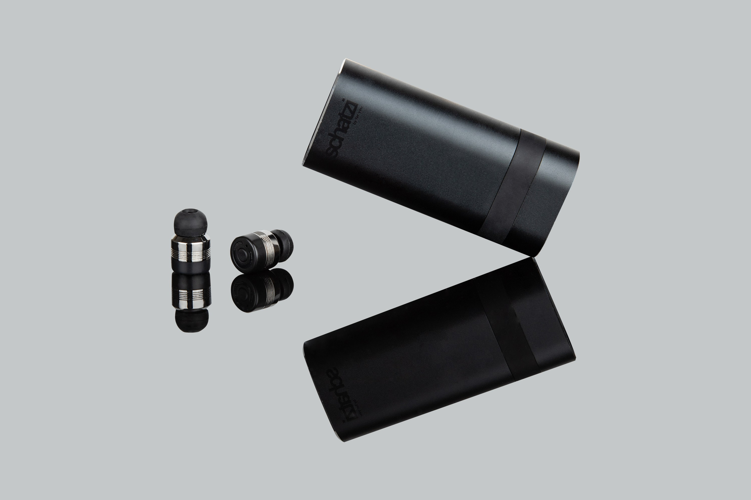 Беспроводные наушнки черные рядом с кейсом