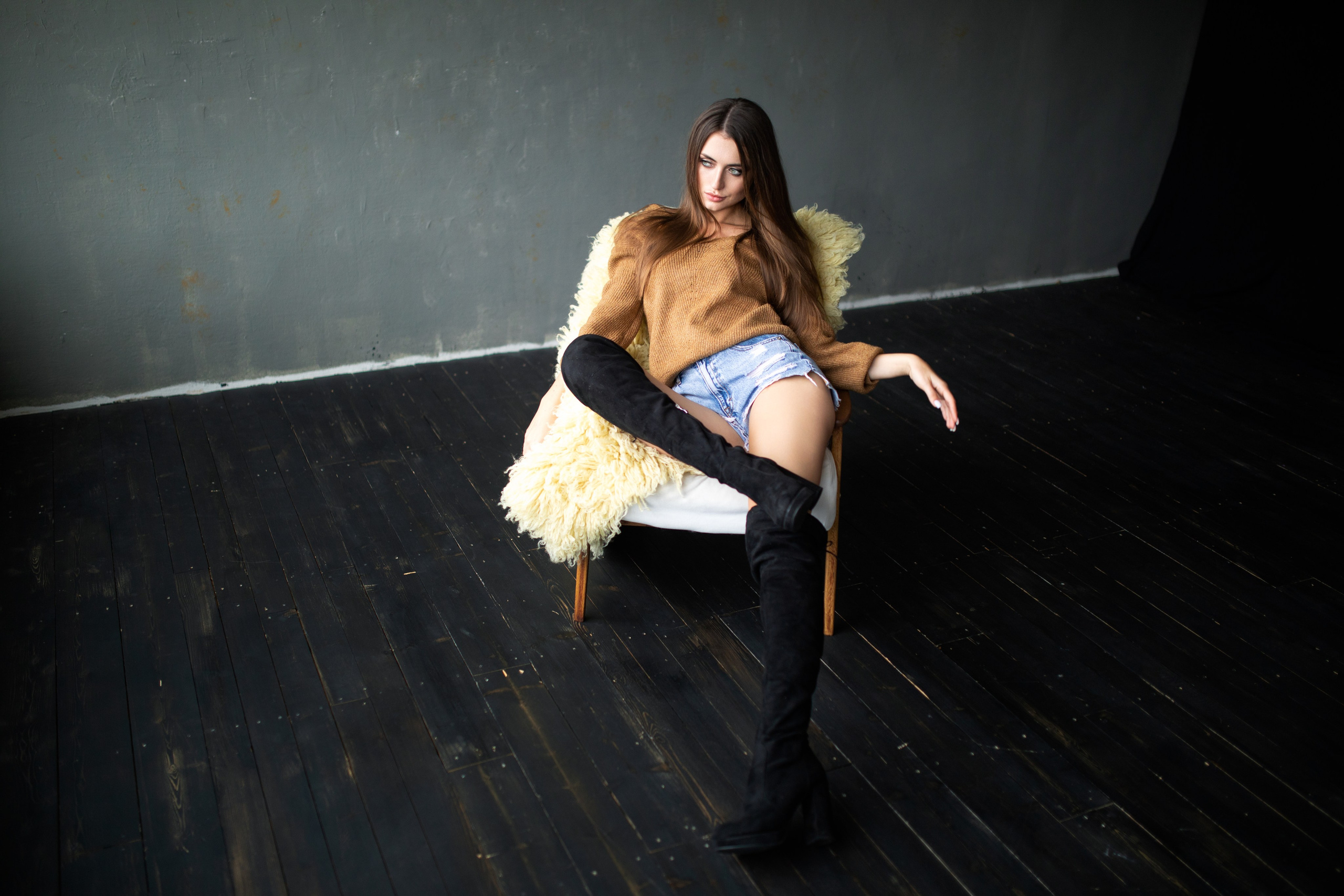 Фотосет с Анастасией в студии с минимальным интерьером в формате для «себя»