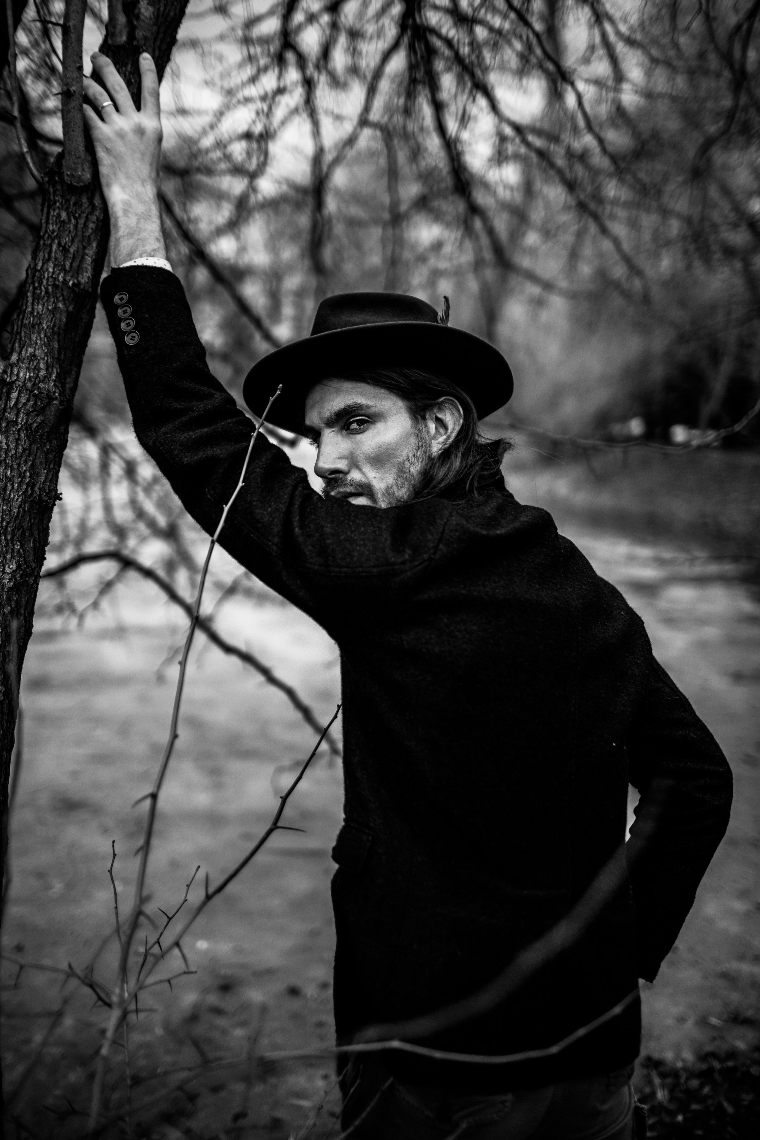 Черно-белая фотосессия, мужской портрет в стиле нуар Москва.