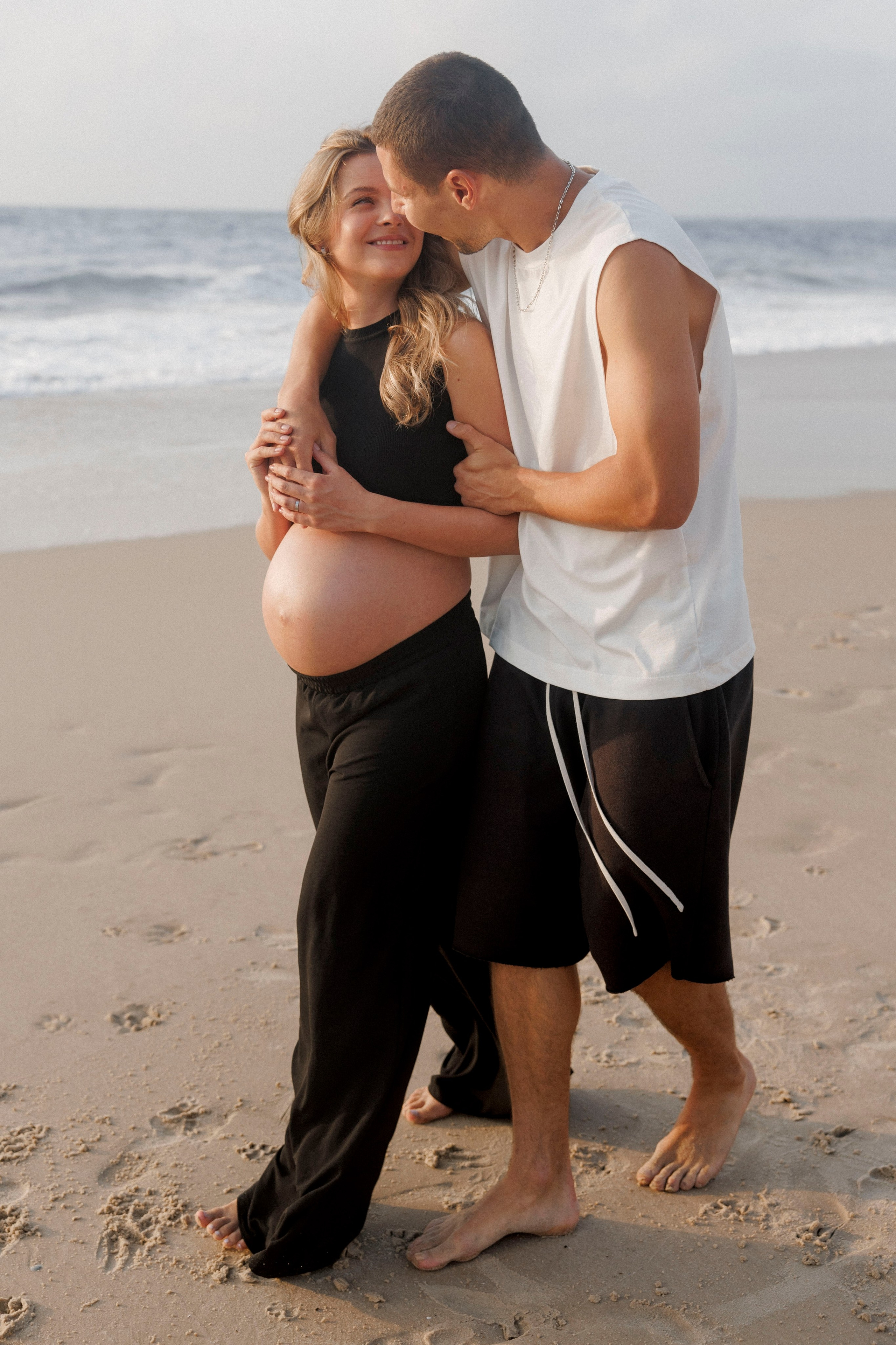 Pregnancy photoshoot near the sea (cloudy weather). Главная