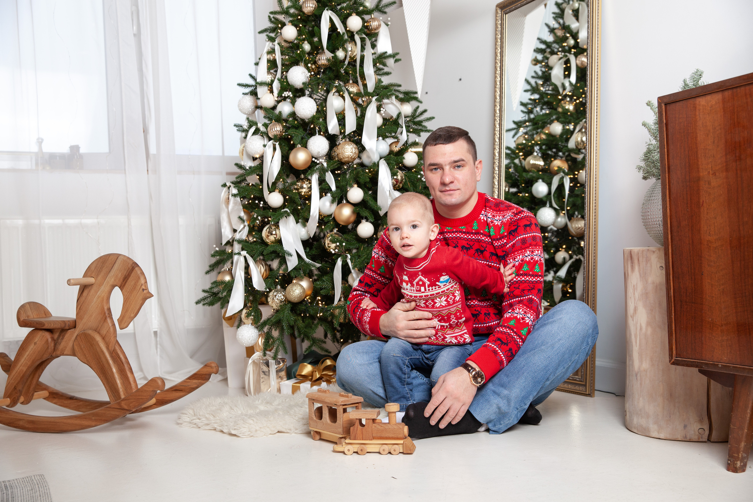 красные свитера с оленями