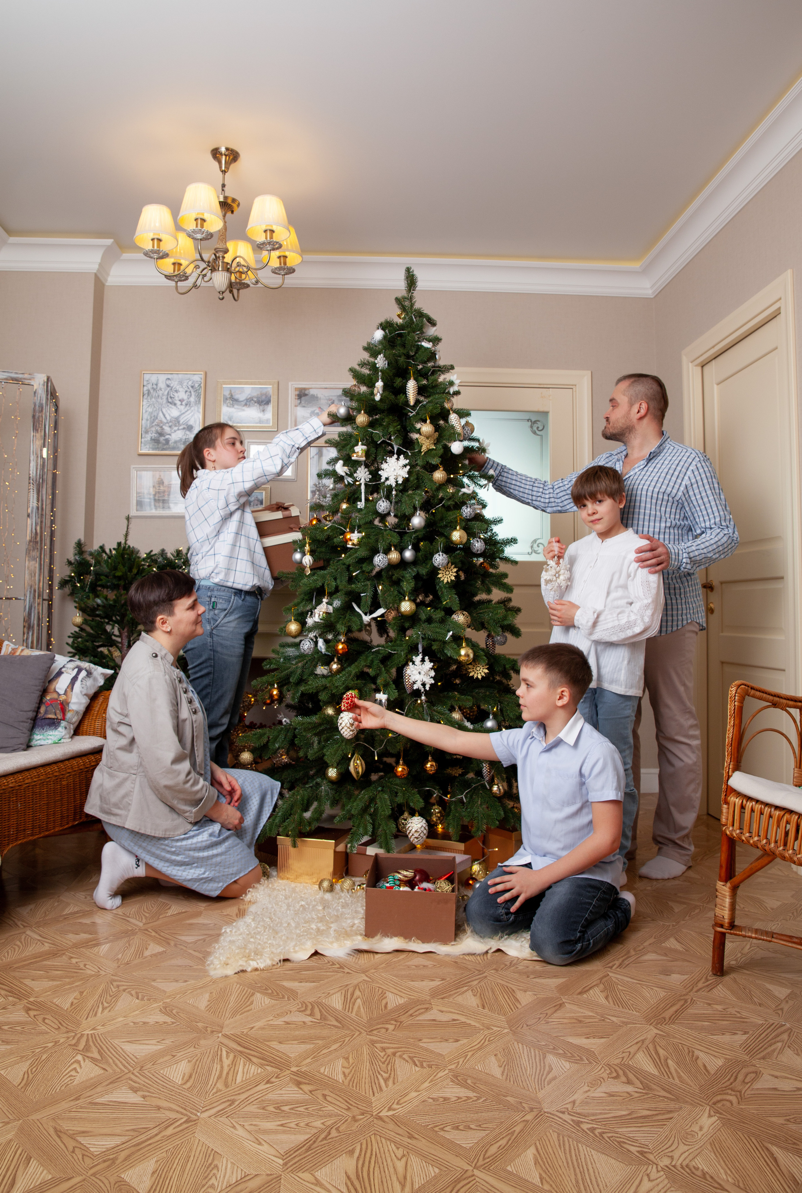 семья украшает ёлку