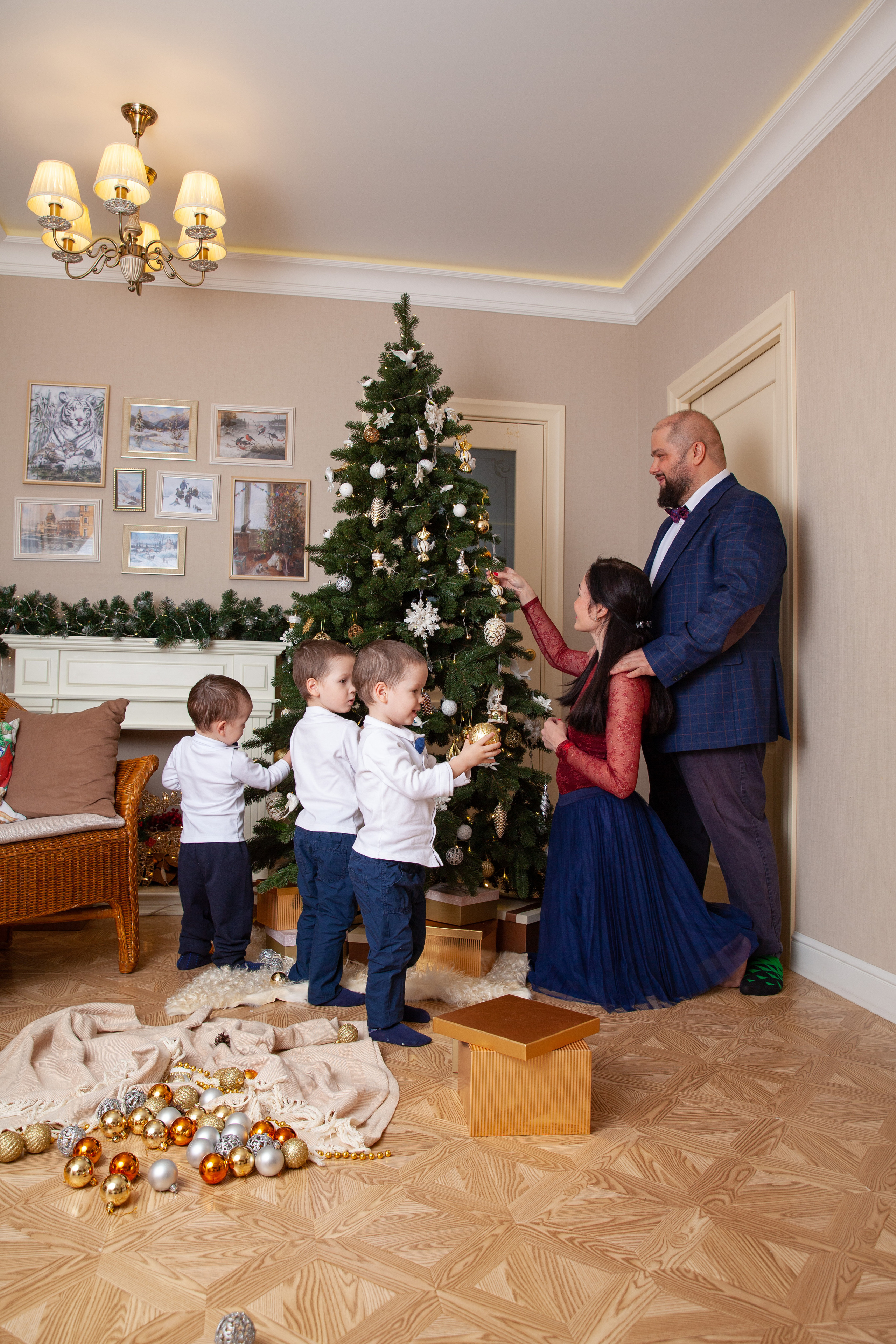 семья украшает ёлку