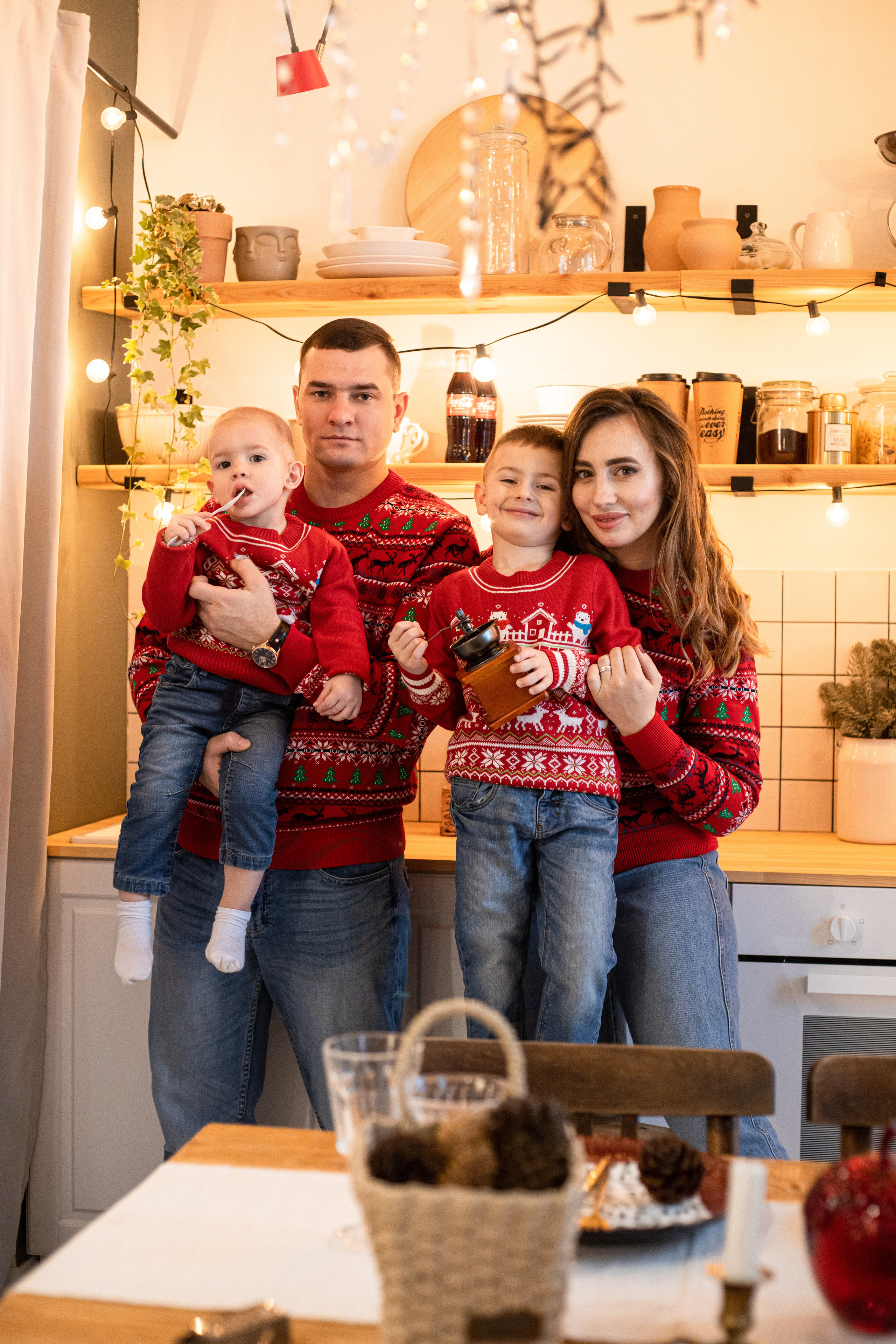 семейная фотосессия в новогодних свитерах