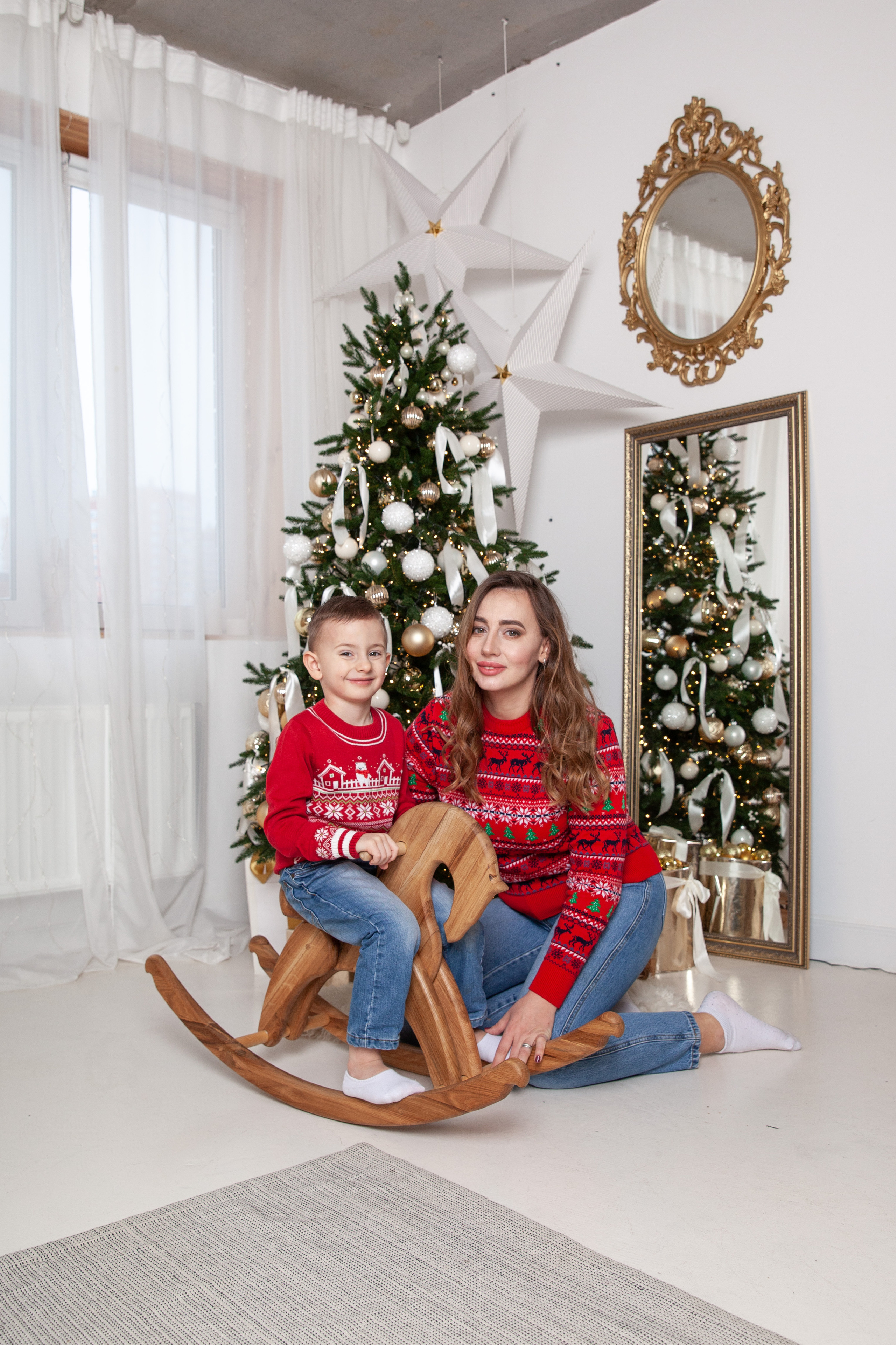 мама с сыном у ёлочки