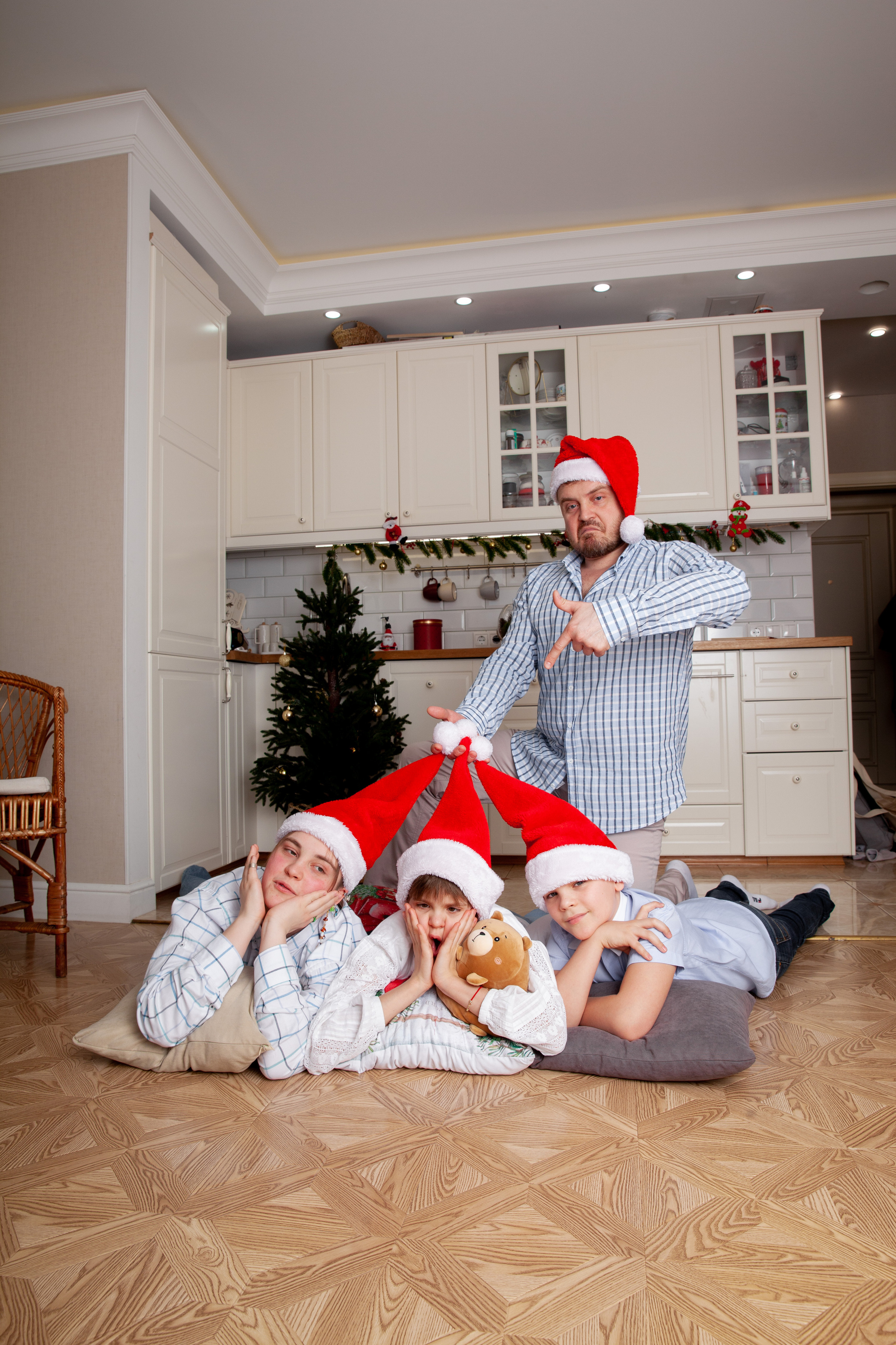 в колпаках санты