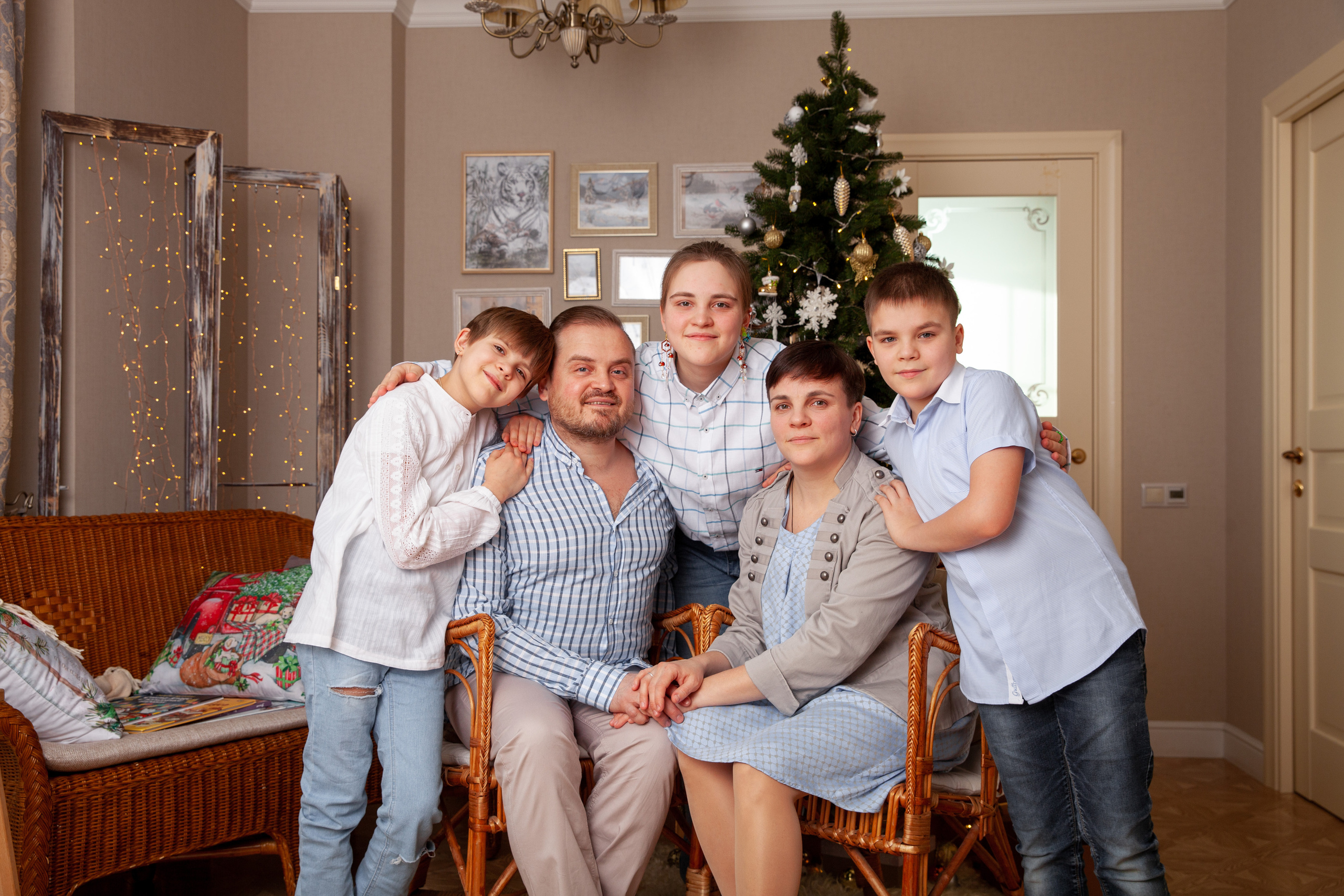 красивая семья у ёлки