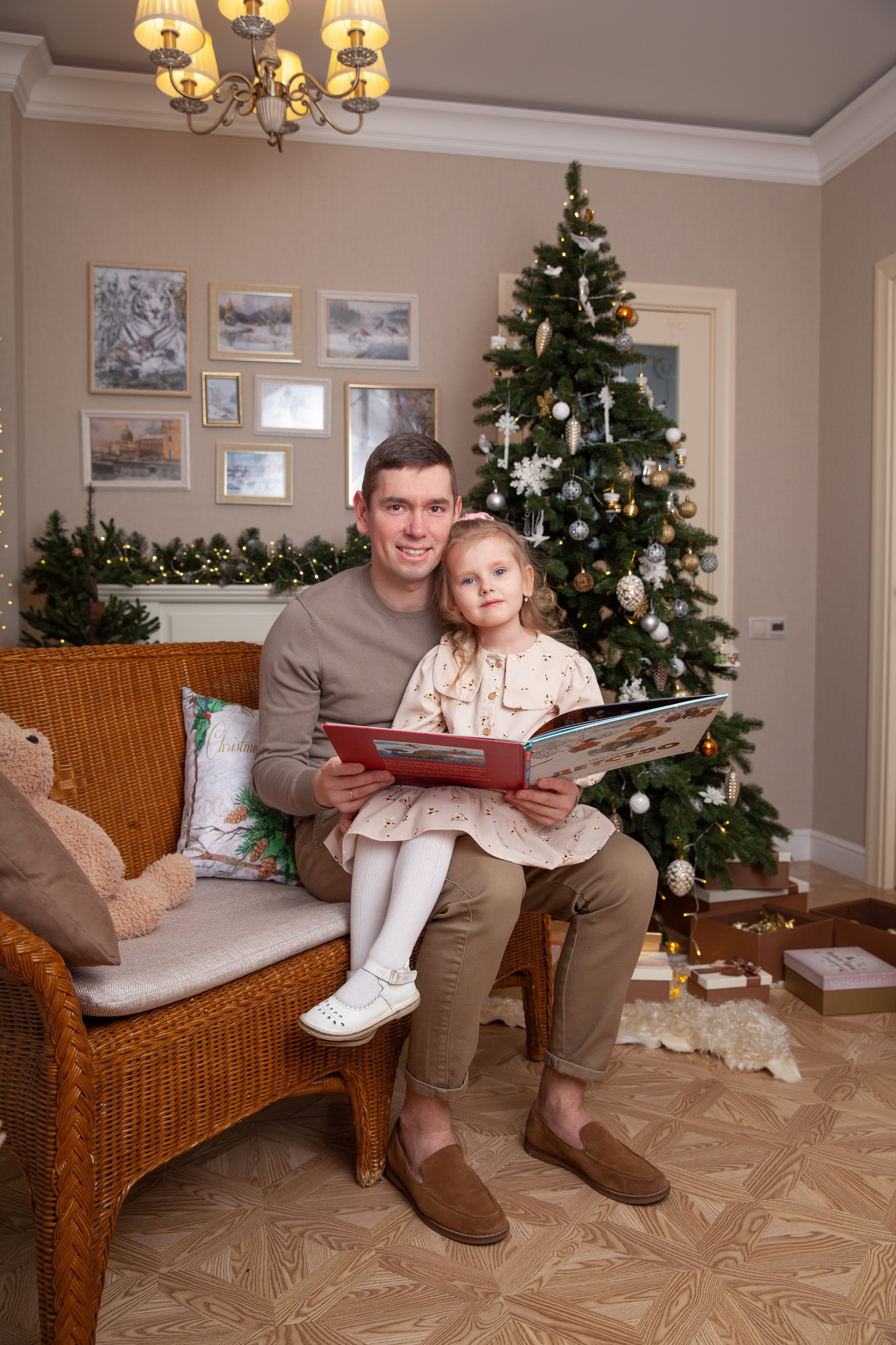 папа читает дочери