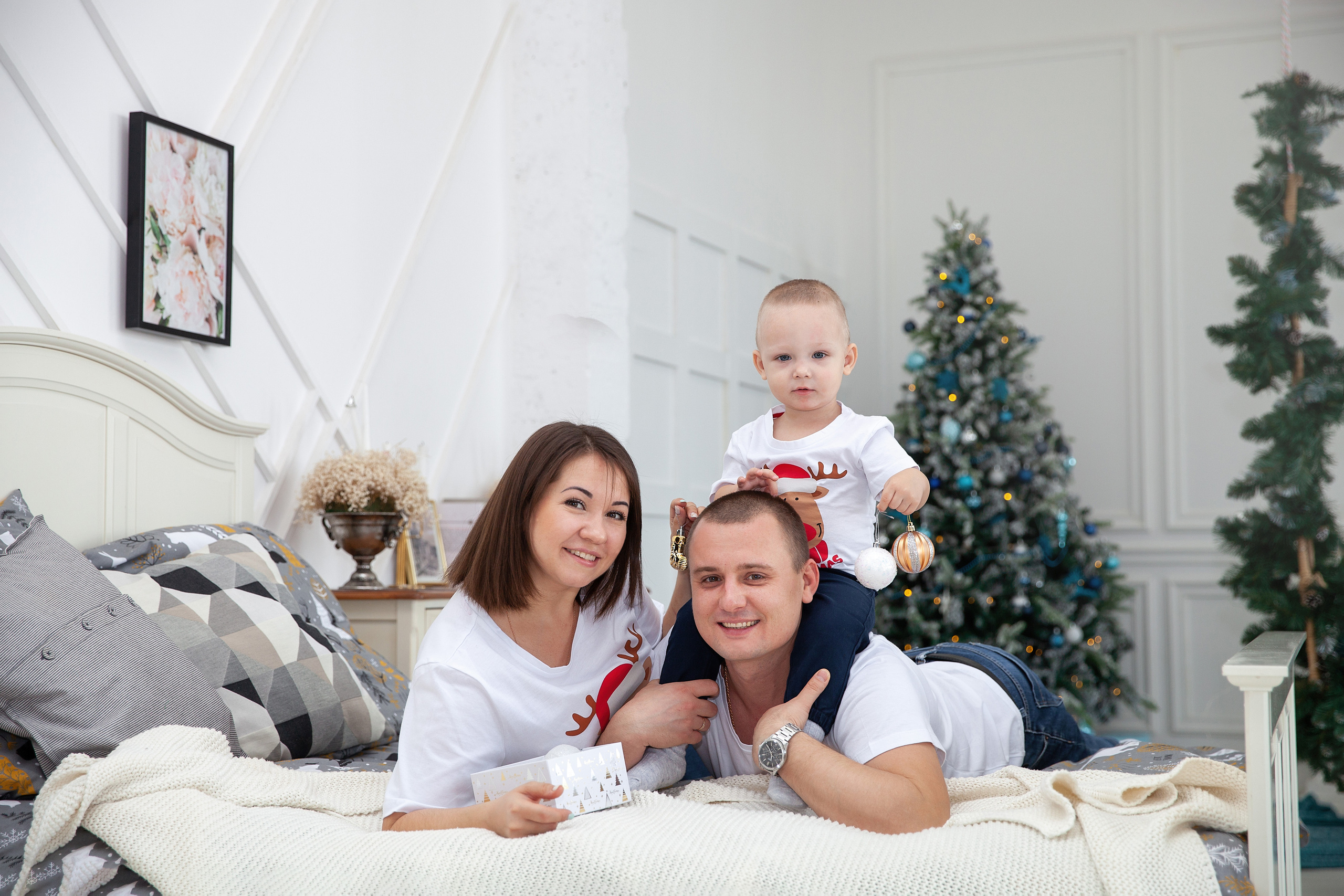 новогоднее фото на кровати