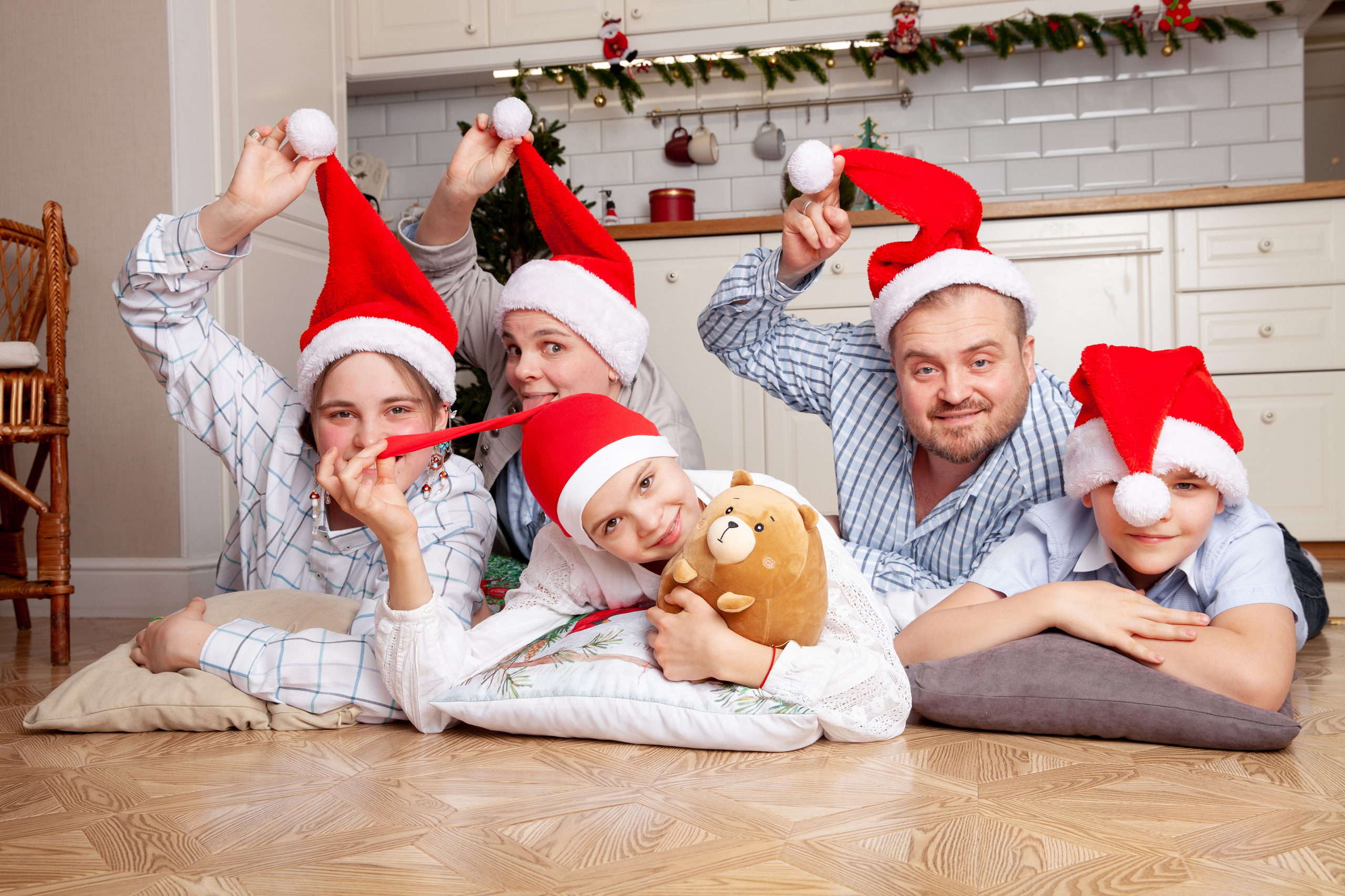 семья в новогодних колпаках