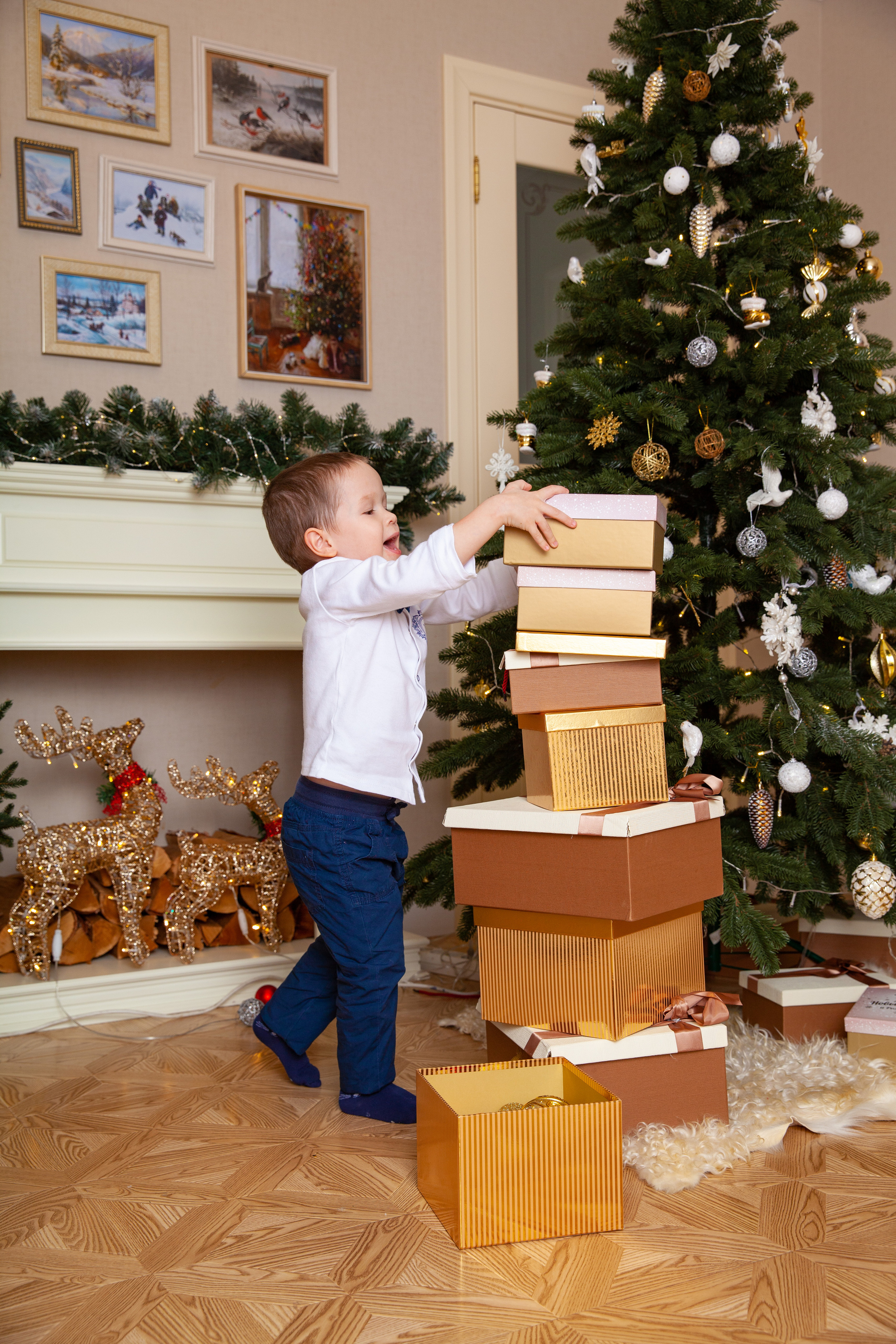 мальчик с подарками