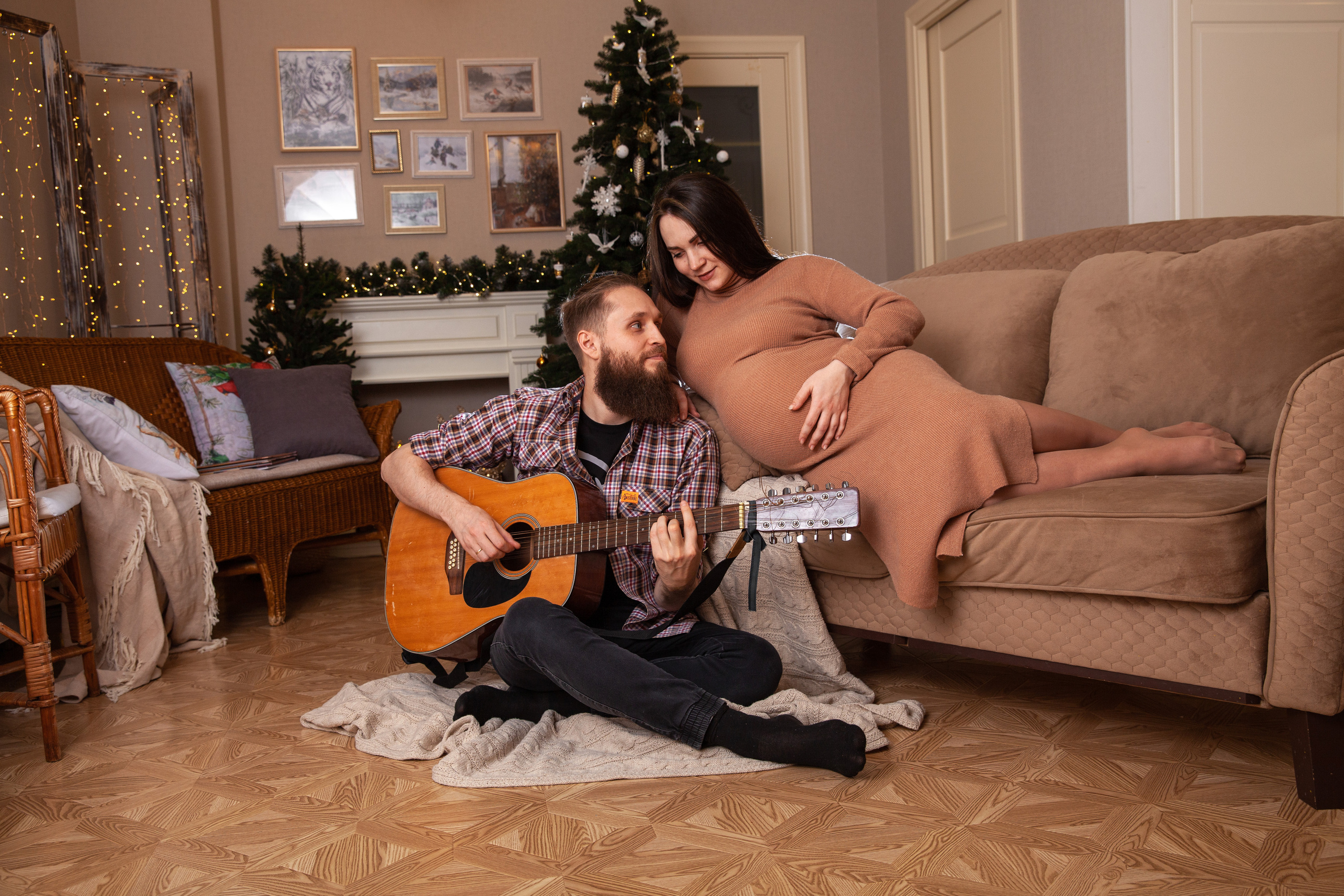 играет на гитаре на новый год