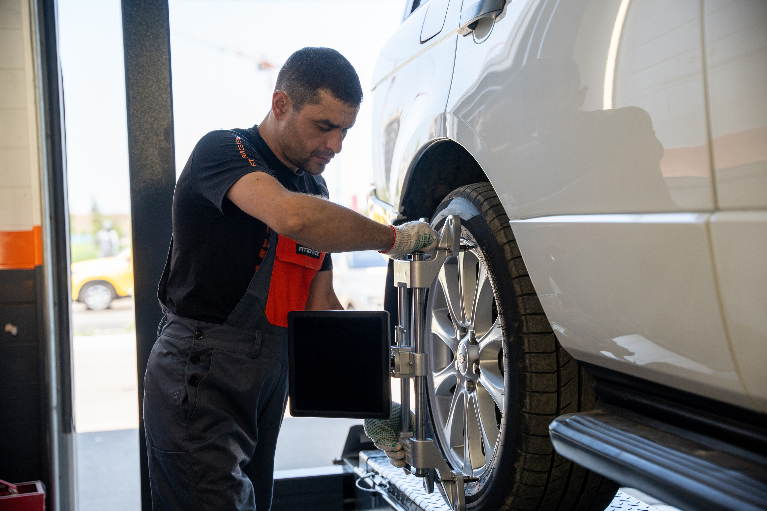 Интерьерная фотосъемка автосервиса Fit Service в Краснодаре — сеть СТО Профессиональная фотосъемка интерьера техцентра в Краснодаре. Шедевры для Вас! Фотограф и Видеограф в Краснодаре Пахиев Руслан