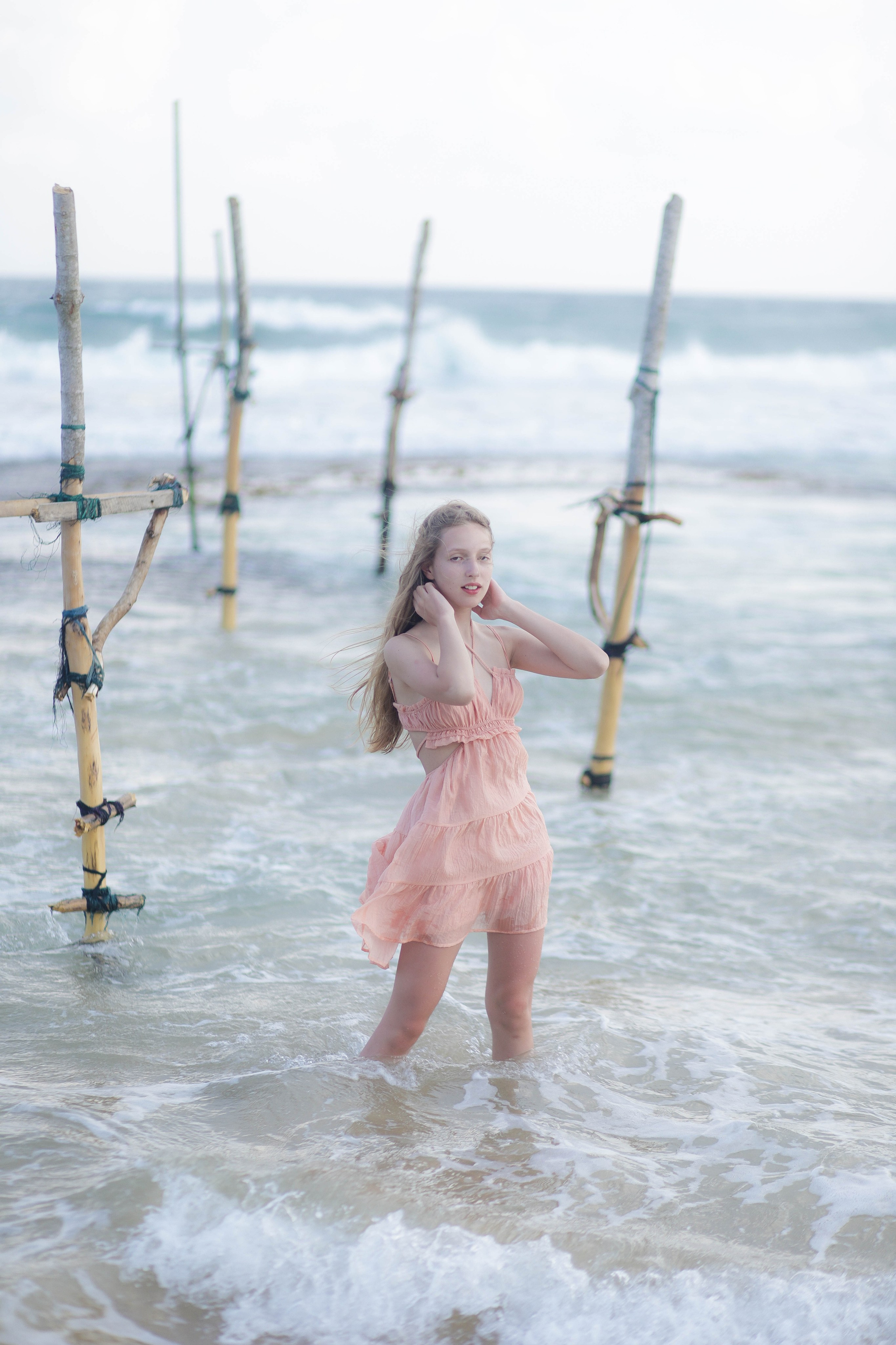 «Игры в волнах: весёлые прыжки на фоне бирюзовых вод»