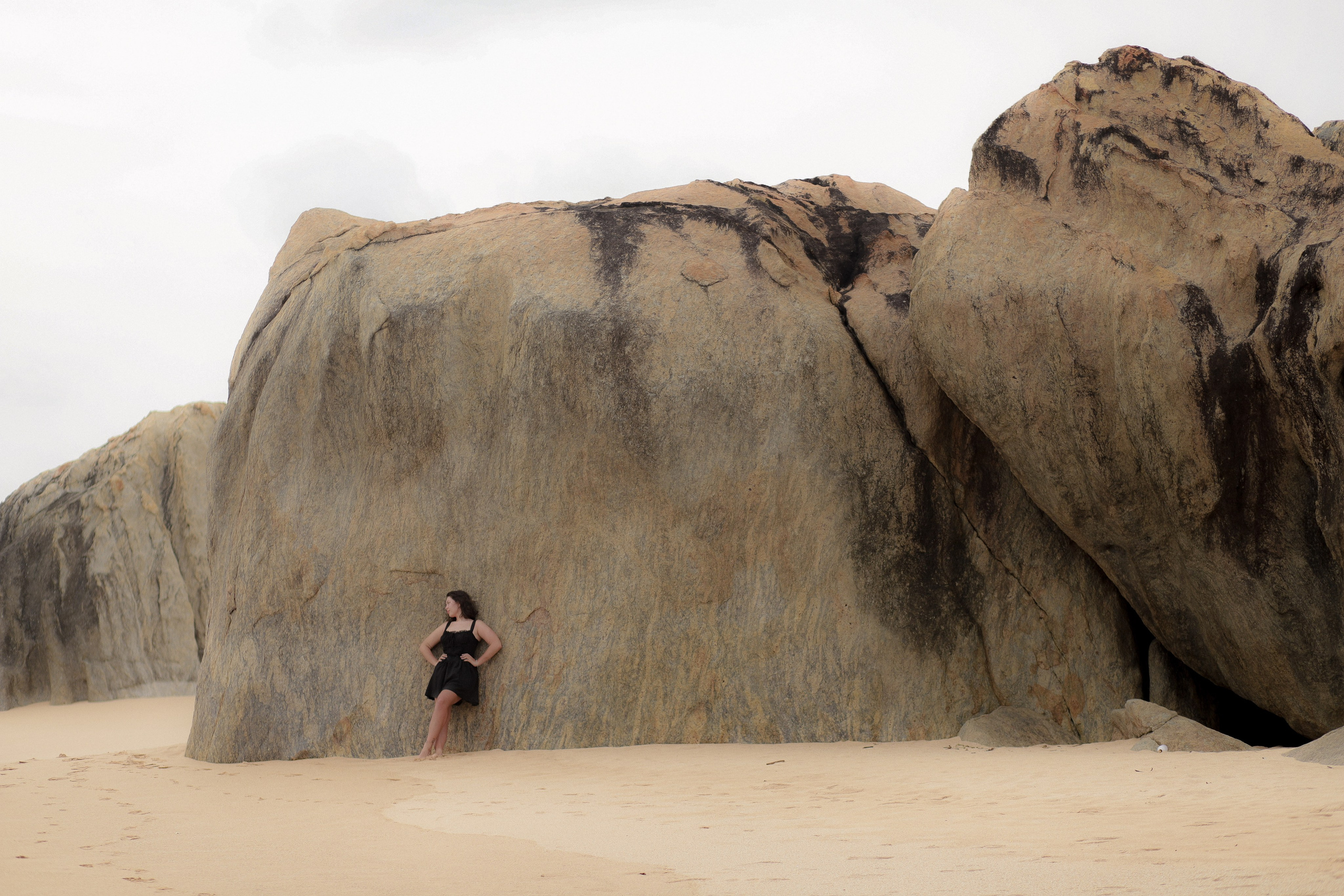 Фотосессия в Хиккадуве: романтичные кадры среди камней и волн. Фотограф на Шри-Ланке