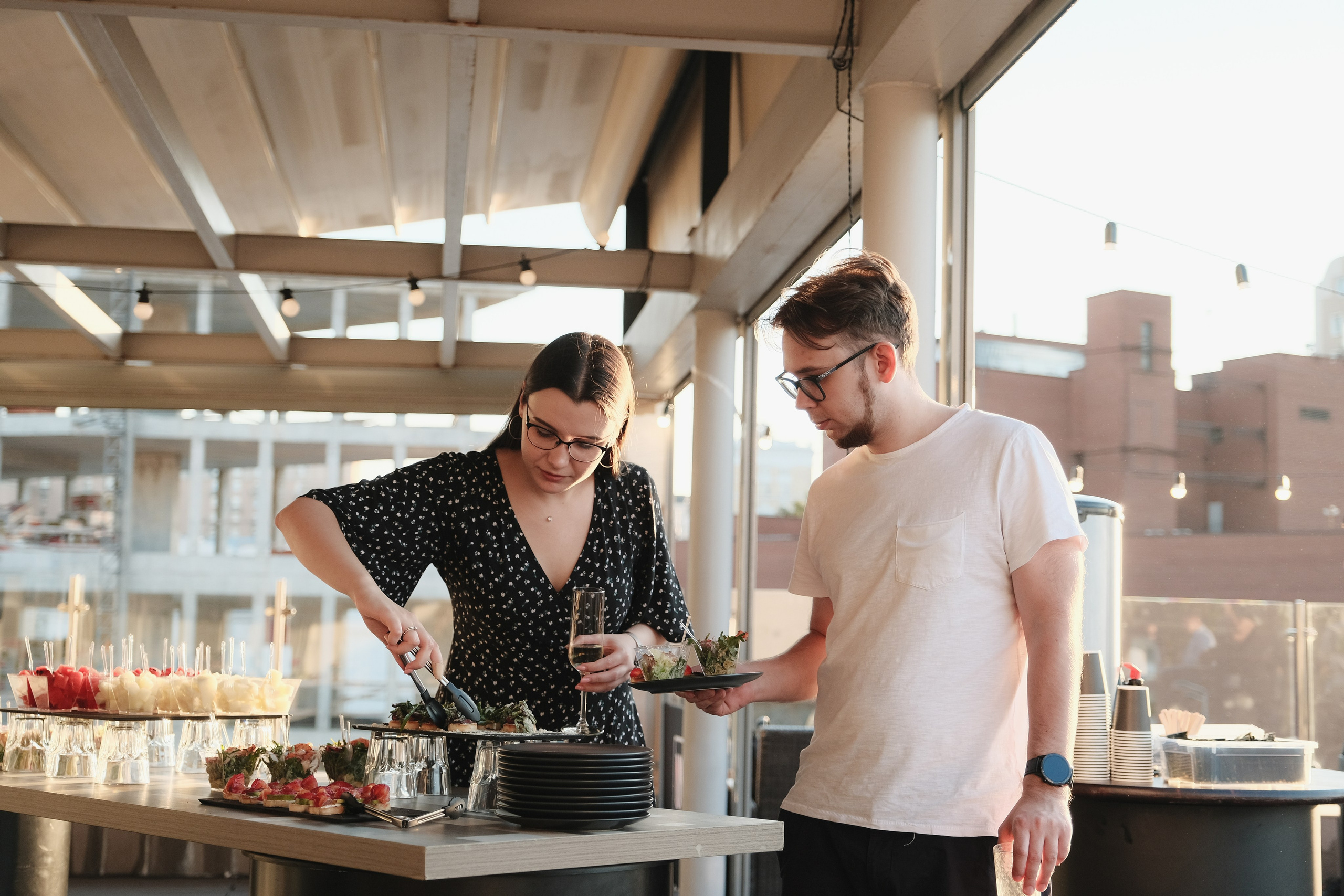 Парни у фуршетного стола на корпоративе.
