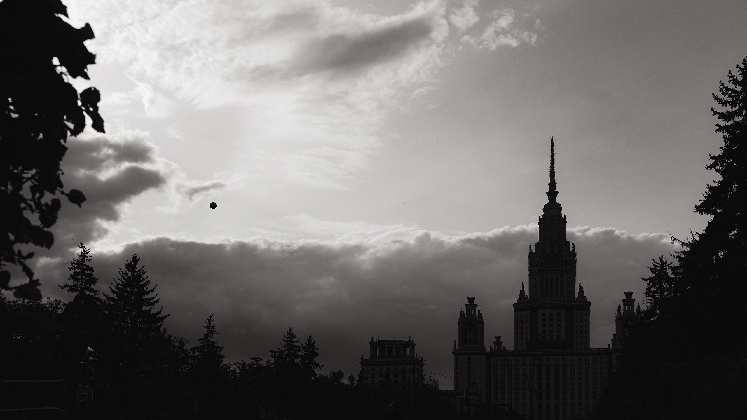 Главный корпус МГУ на закате. Чёрно-белая фотография