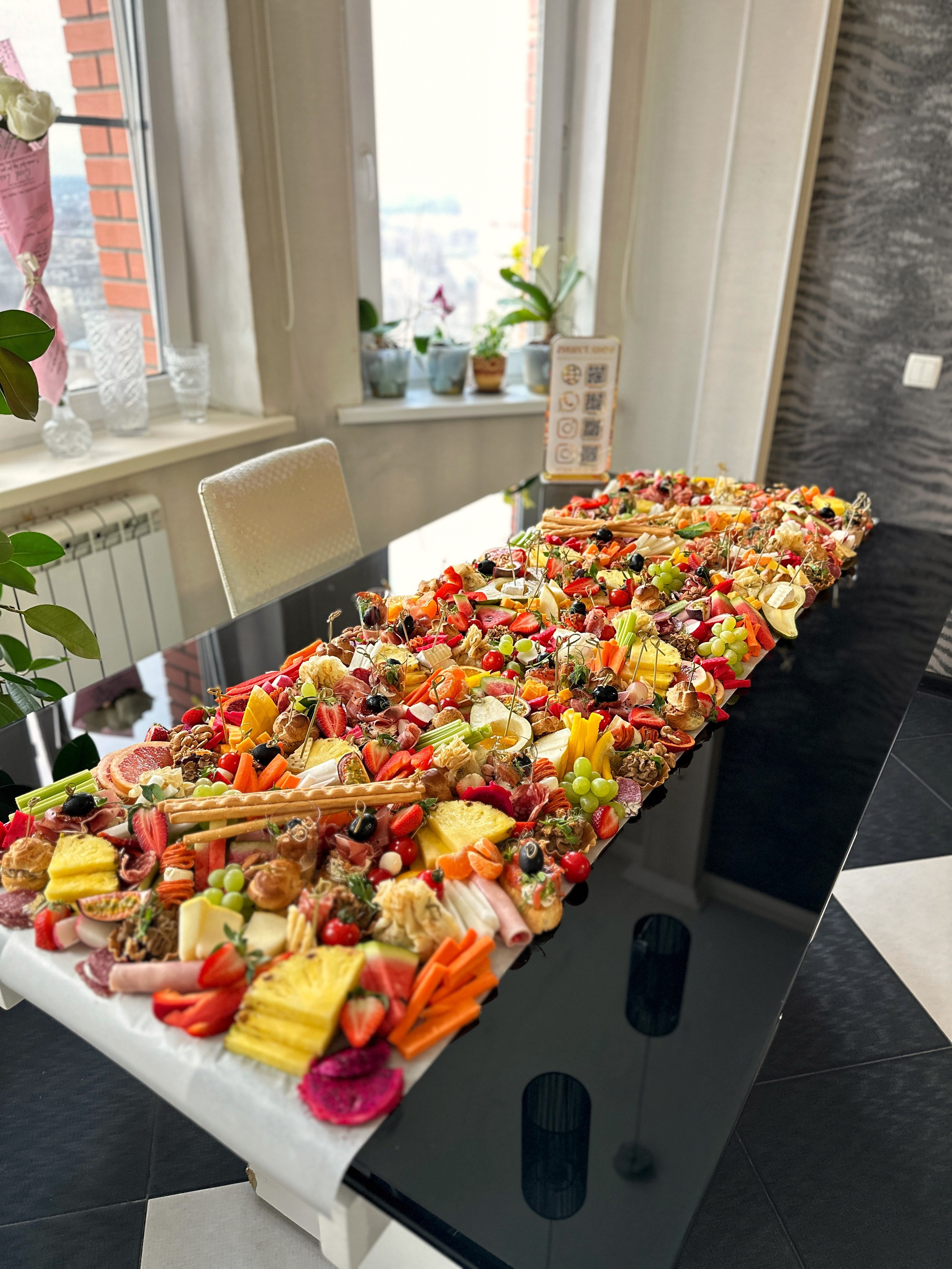 Столы. Выездной кейтеринг, съедобные букеты, торты и сладости на заказ