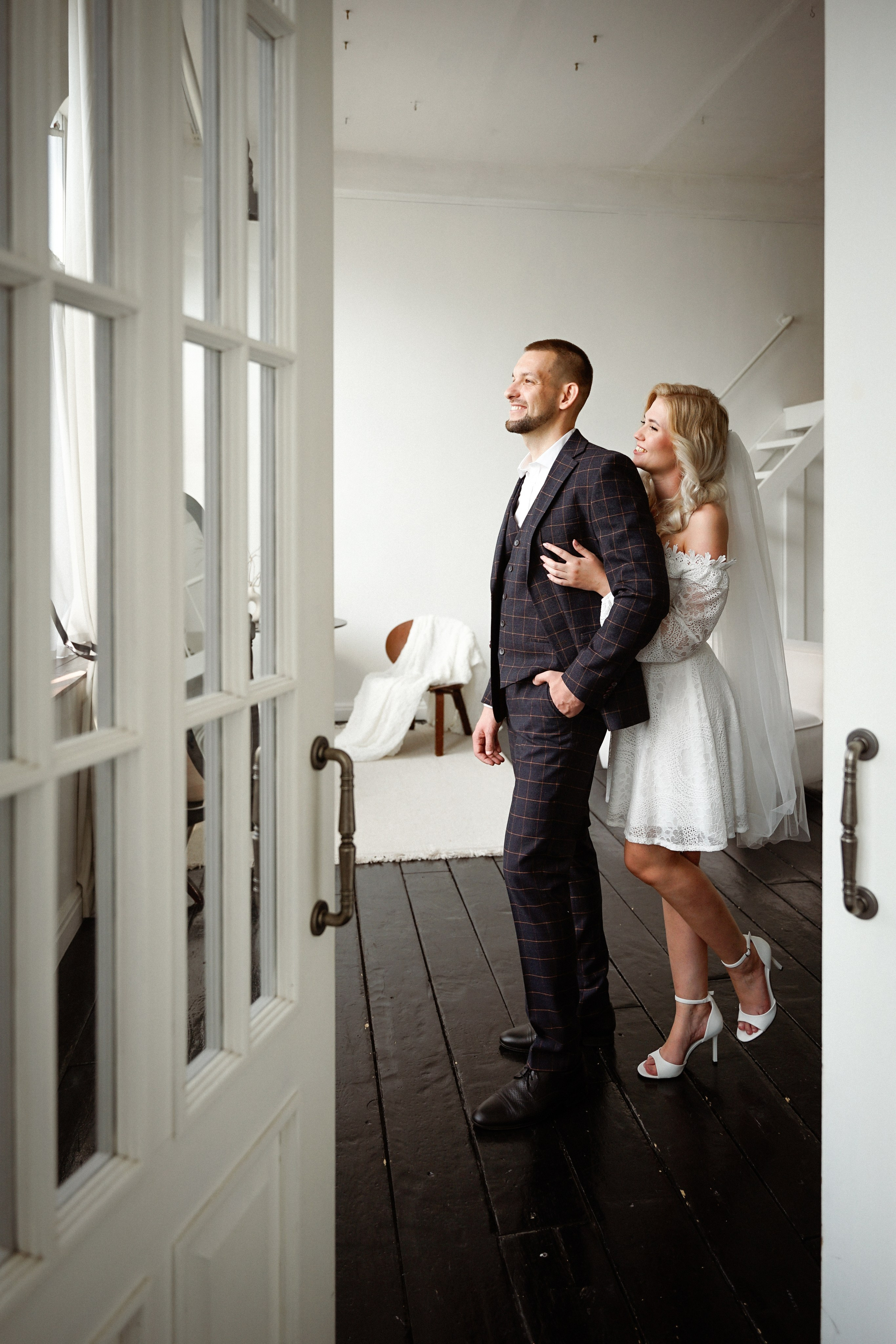 Свадебная фотосессия в студии с темным полом