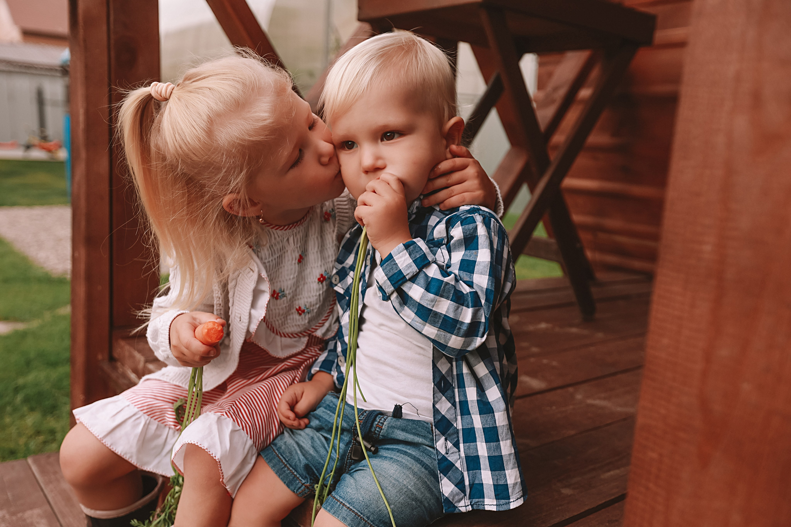 У дома. Семейный фотограф Тюмень, фотограф на роды Салмина Мария