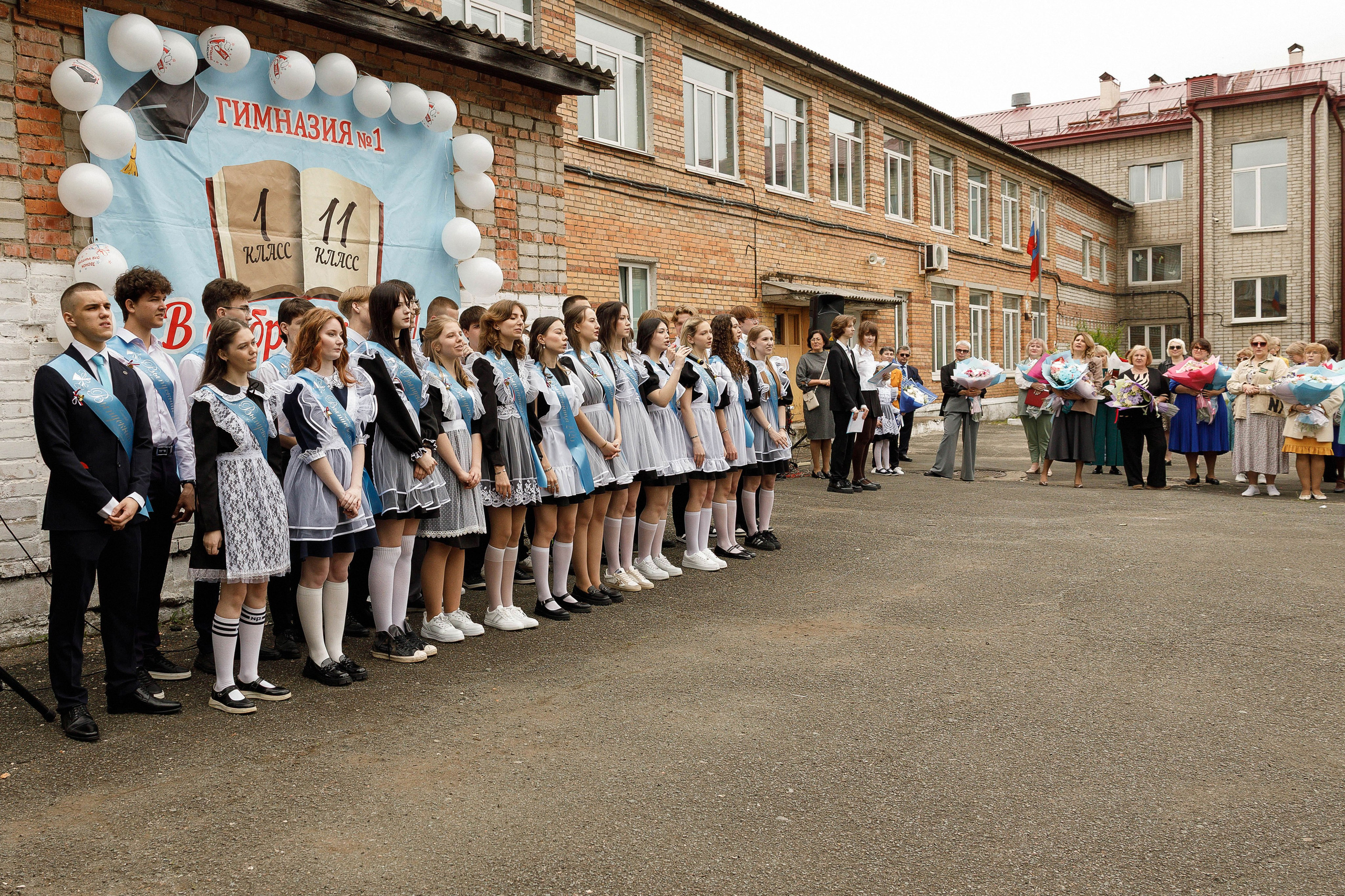 Последний звонок Гимназия Артем. Photoalbum-vl.ru