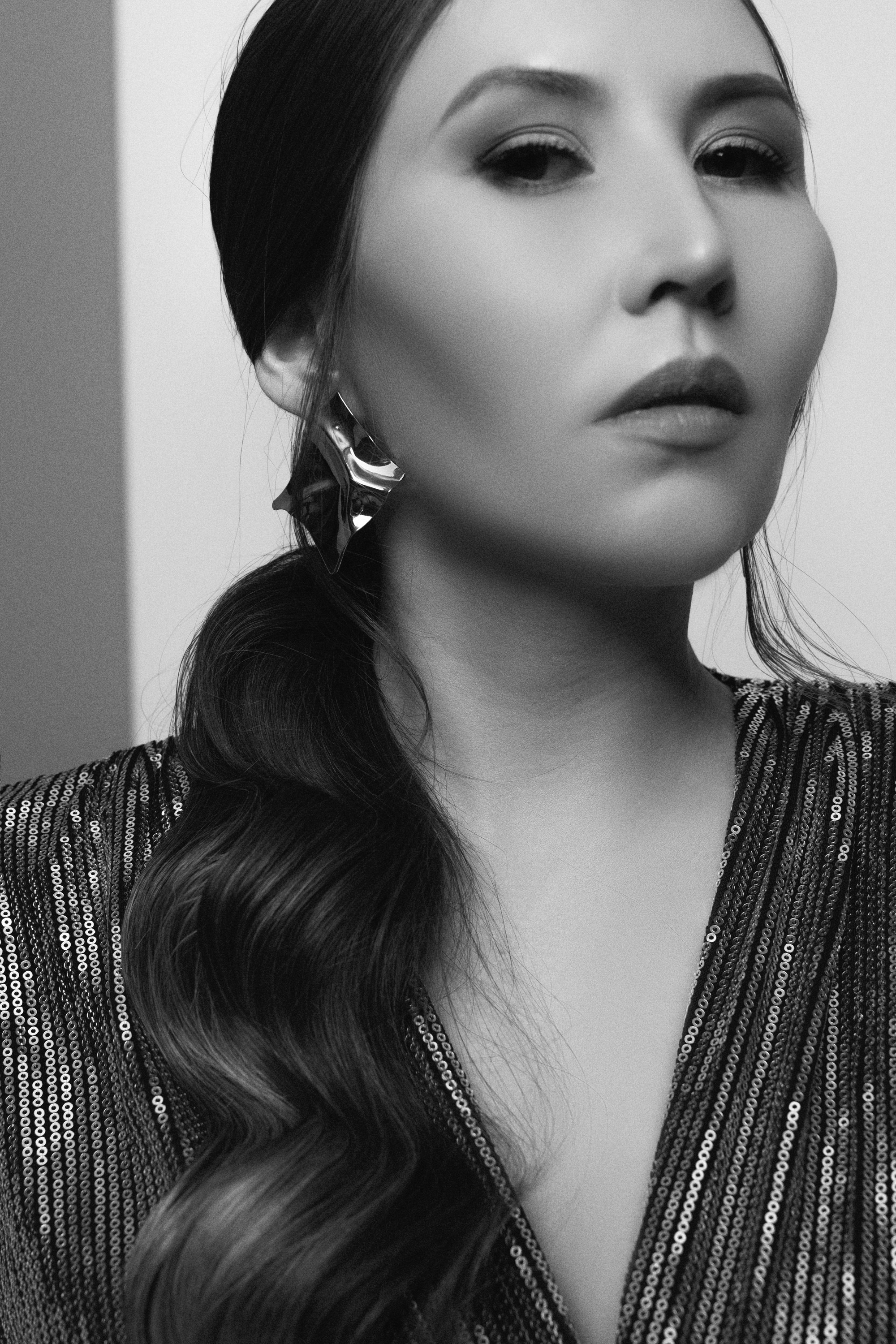 Фотосъемка беременности в стиле минимализм в фотостудии Тамбова, Липецка, Воронежа у детского и семейного фотографа Марины Смаль, девушка с восточной внешностью