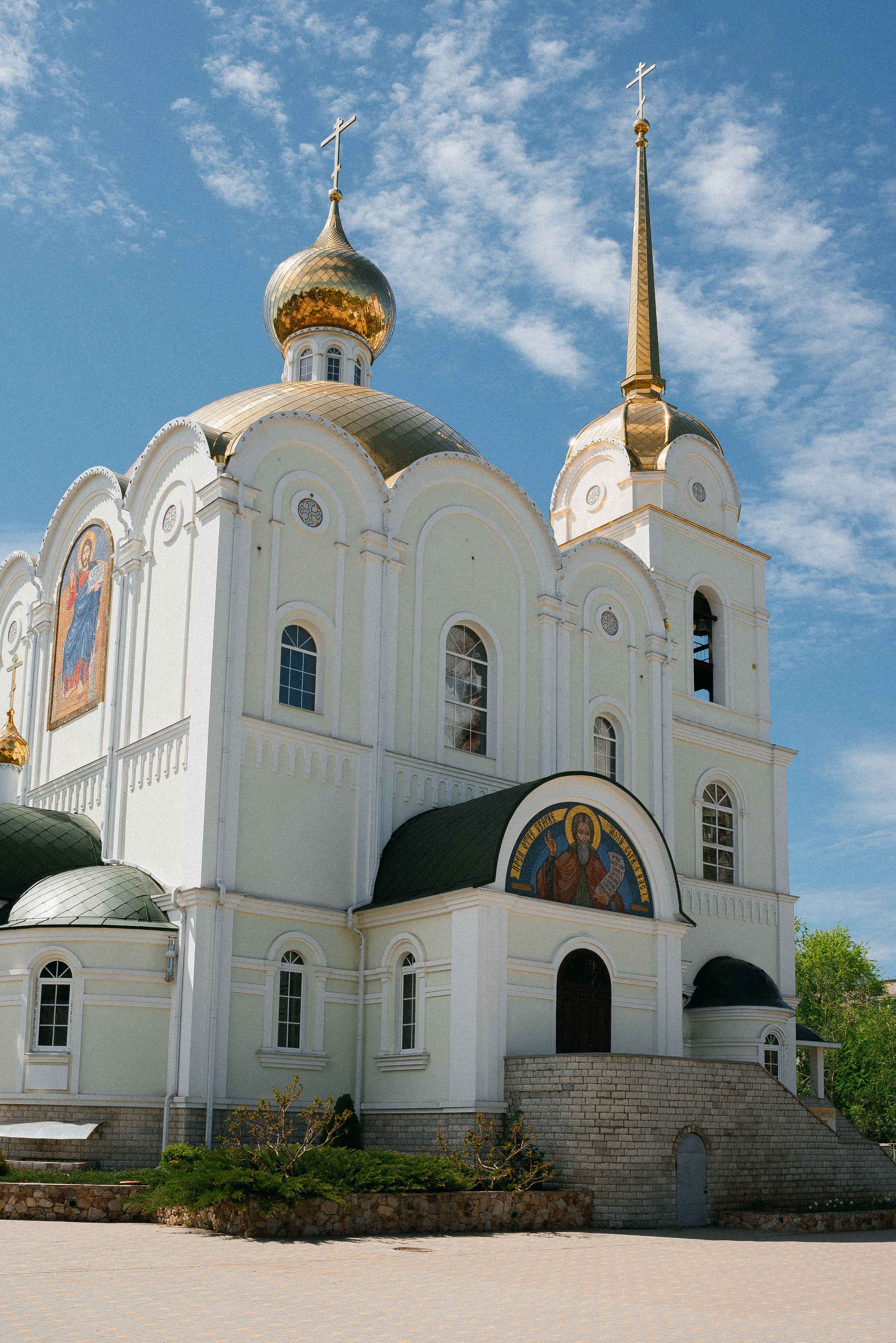 перед крещением, стоя на пороге храма с моей дочерью на руках, прошу лишь об одном: храни ее, господи!