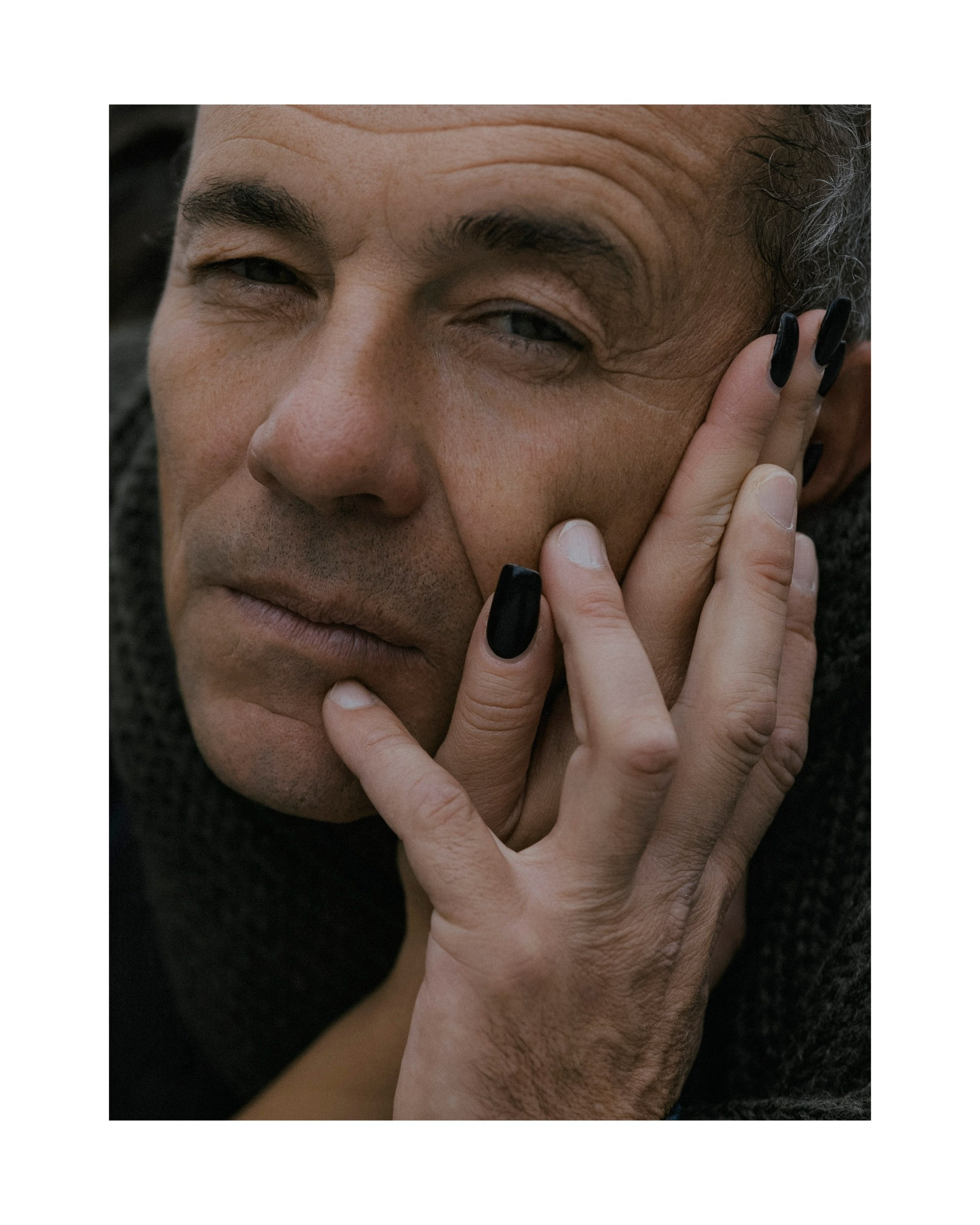 любовь, мужчина прижимает к щеке руку женщины