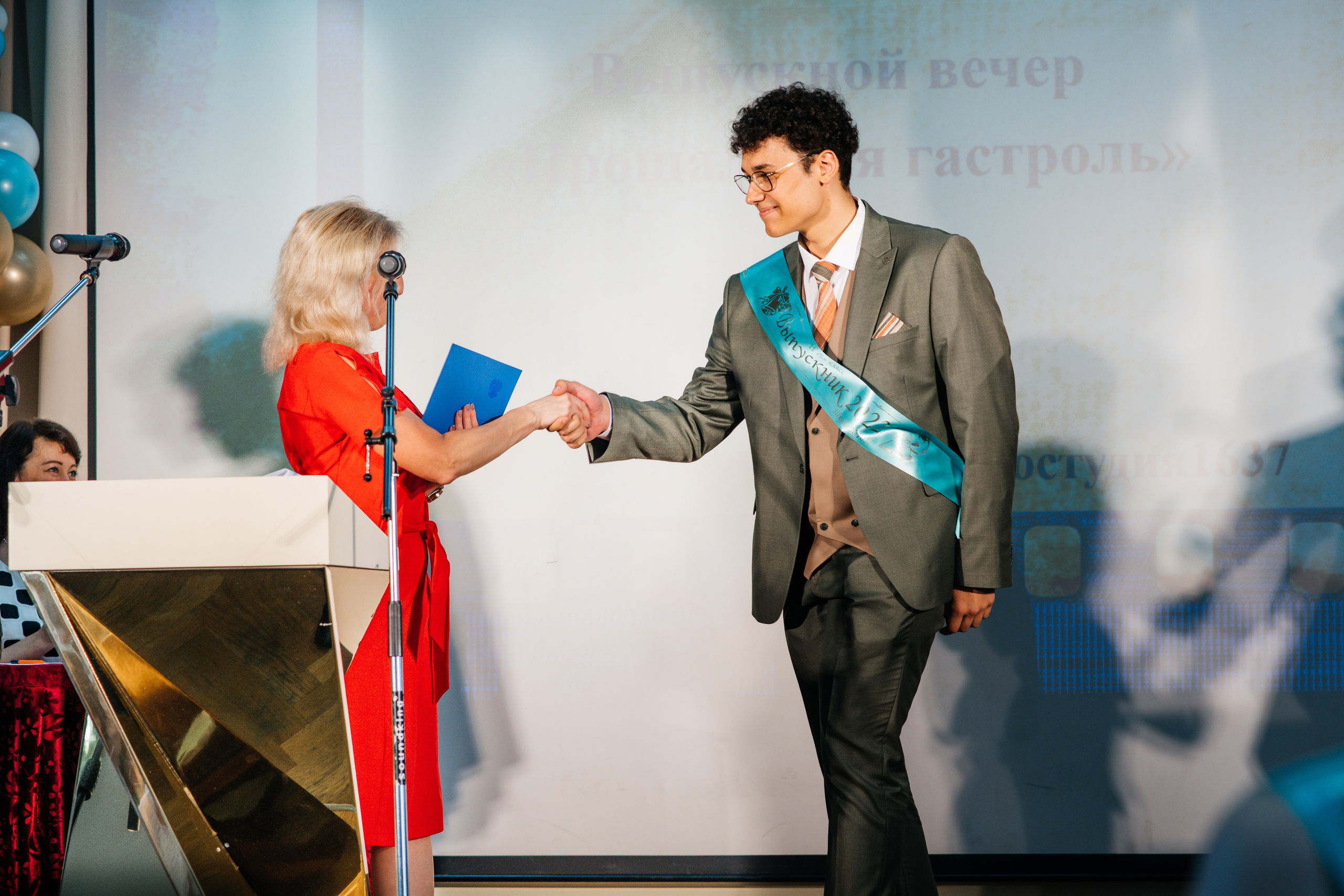 Вручение аттестатов. Выпускные альбомы в Подольске Москве и МО