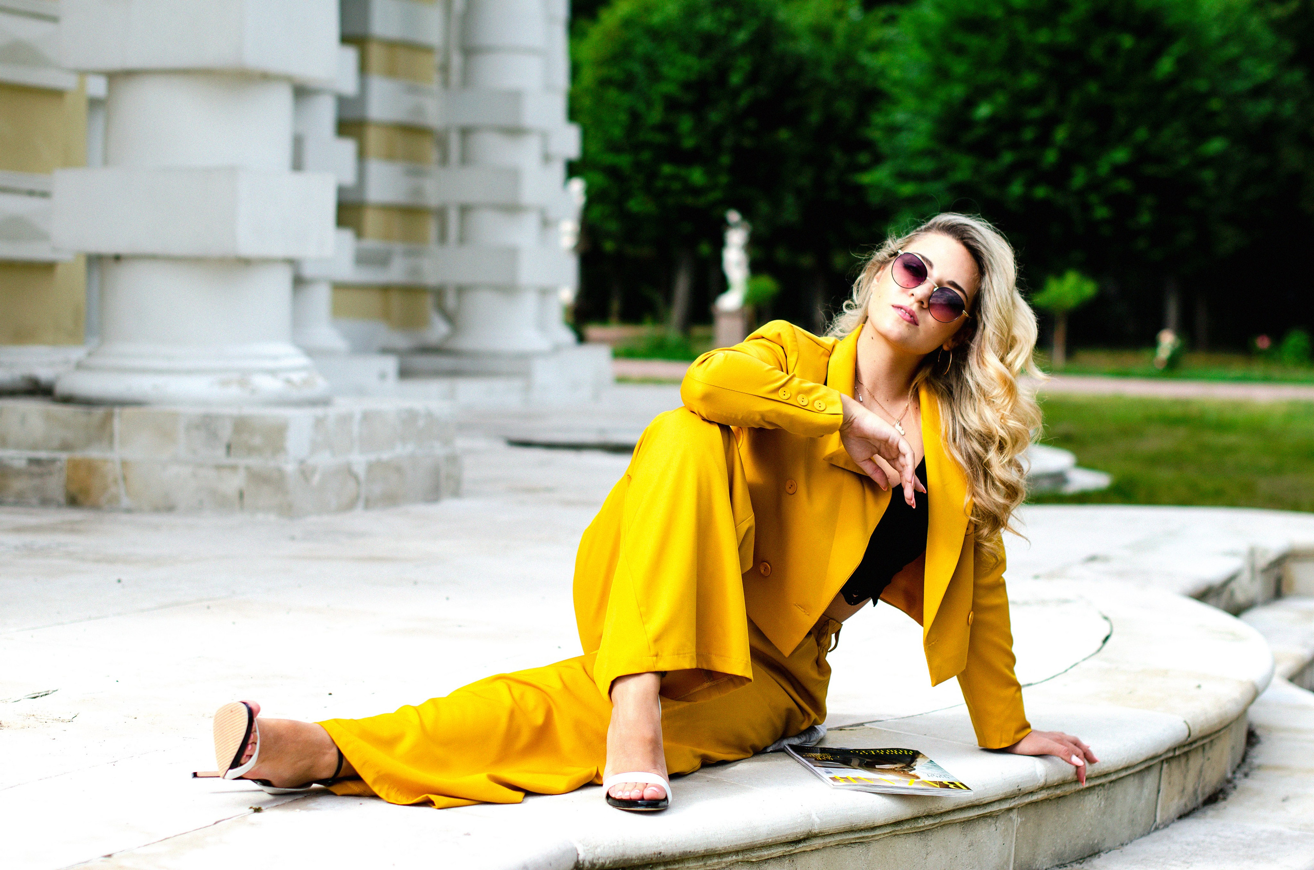 Park, woman in yellow, nature. Family, portrait, content photo in Costa Rica Evgeniya Besprozvannykh