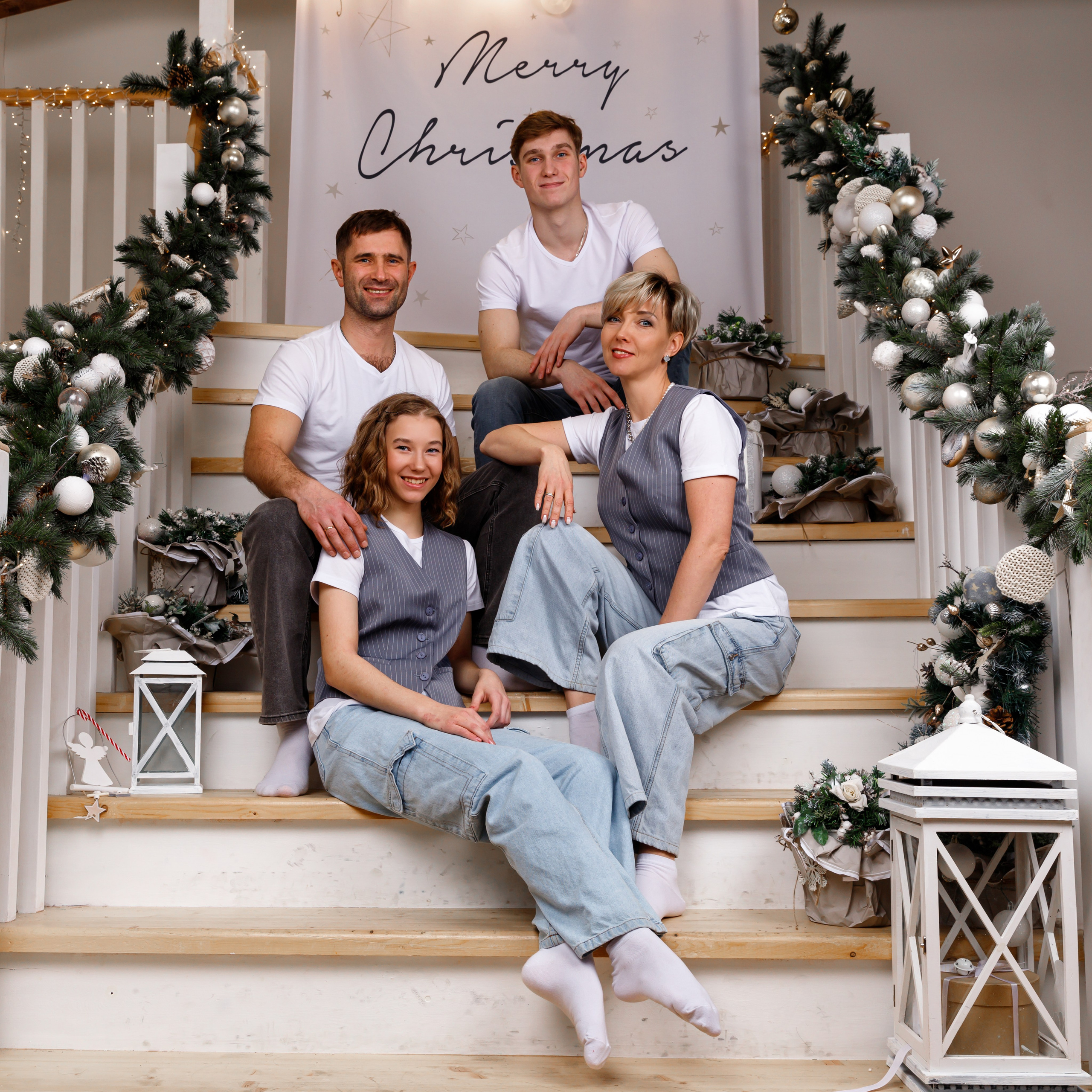 HappyNewYear_DailyStudio_2024. ФОТОГРАФ РАДОСТИ Фотосессия в студии СПб. Портретный фотограф — Юрий Торлопов