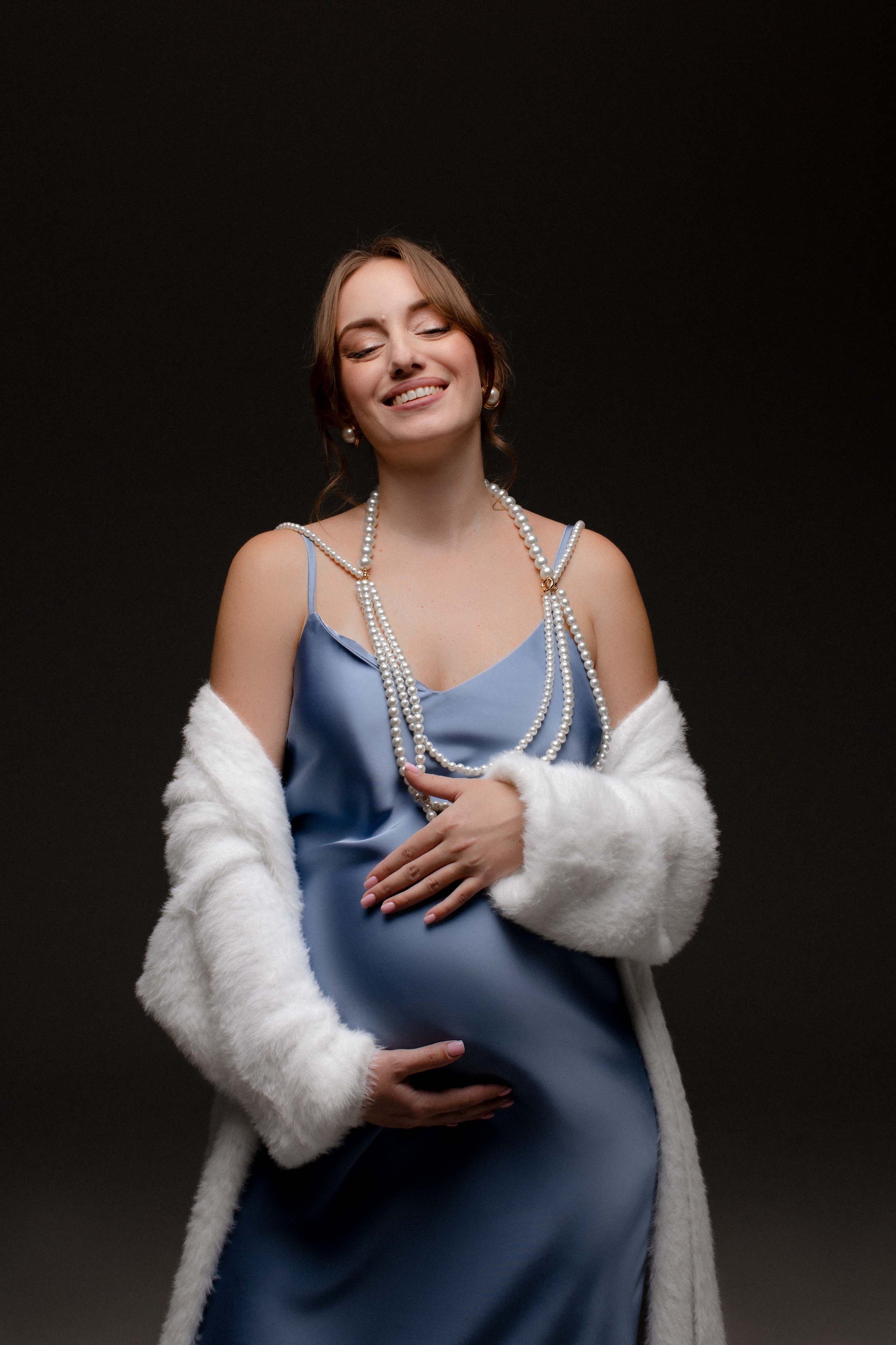 Александра. Фотосессия беременности на циклораме. Фотограф в Москве Ольга Сатони