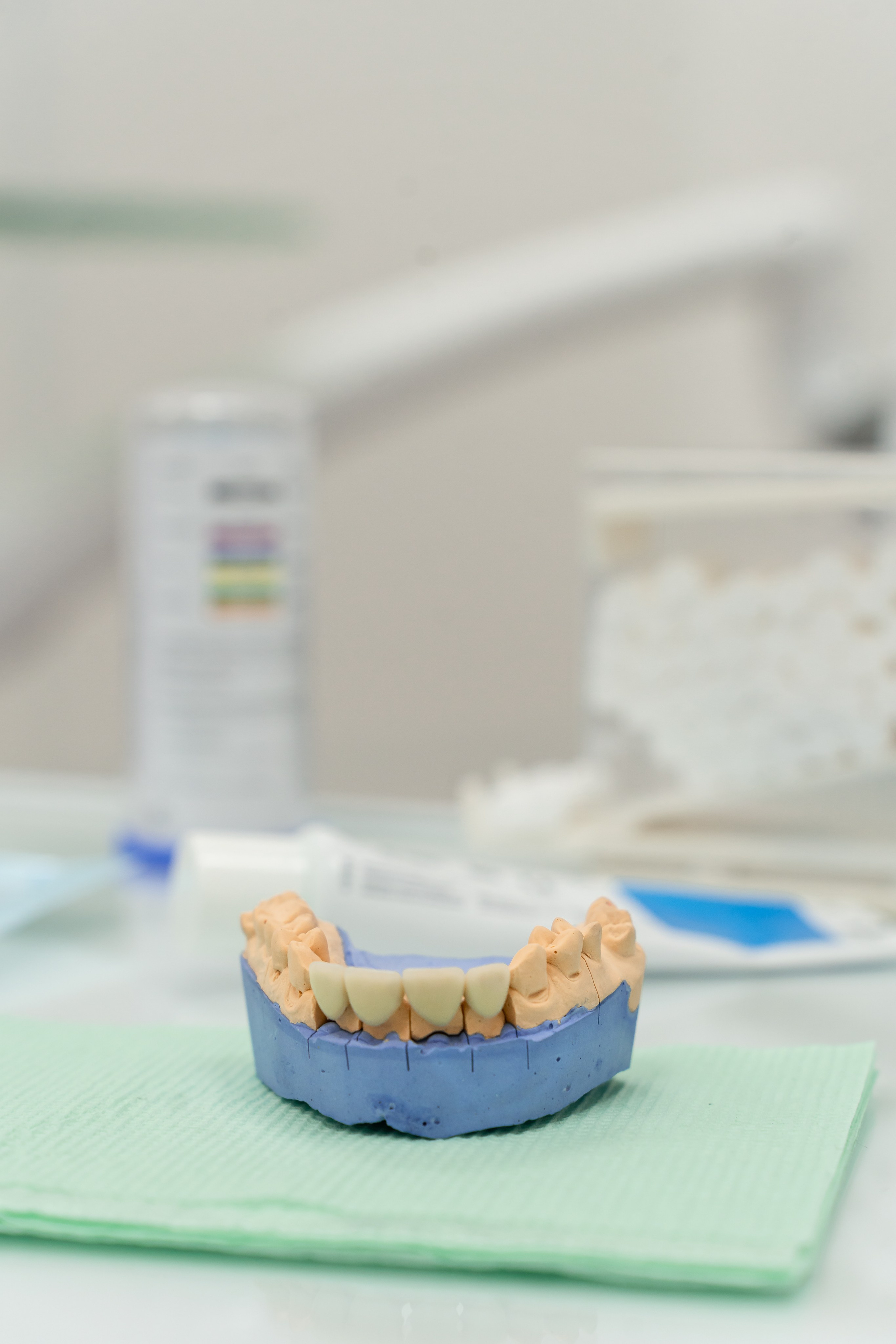 Протезирование зубов, коронки, импланты