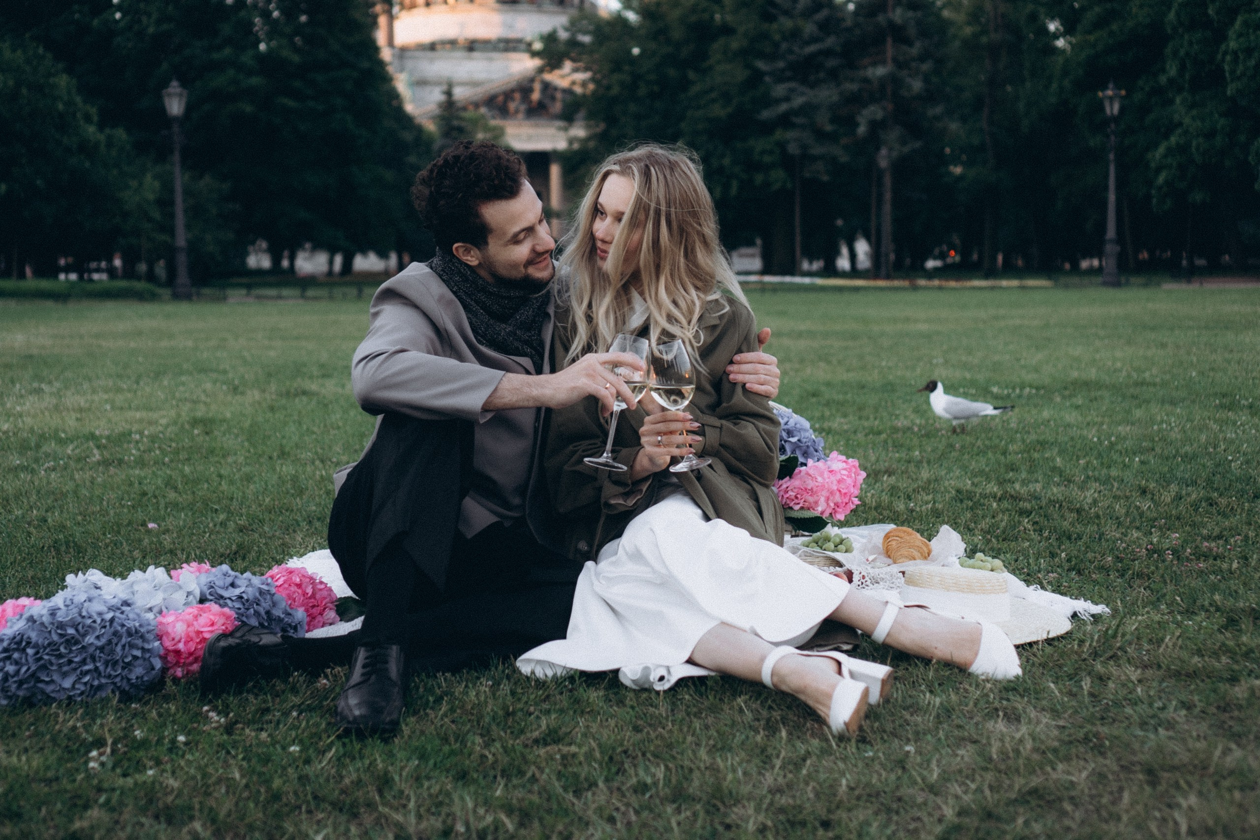 СВАДЕБНАЯ СЬЕМКА ПАРЫ НА РАССВЕТЕ В БЕЛЫЕ НОЧИ И ПРОГУЛКА С РАЗВОДНЫМИ МОСТАМИ И ПИКНИК ВОЗЛЕ ИСАКИЕВСКОГО СОБОРА. Профессиональный фотограф, Санкт-Петербург — Виктория Богомолова