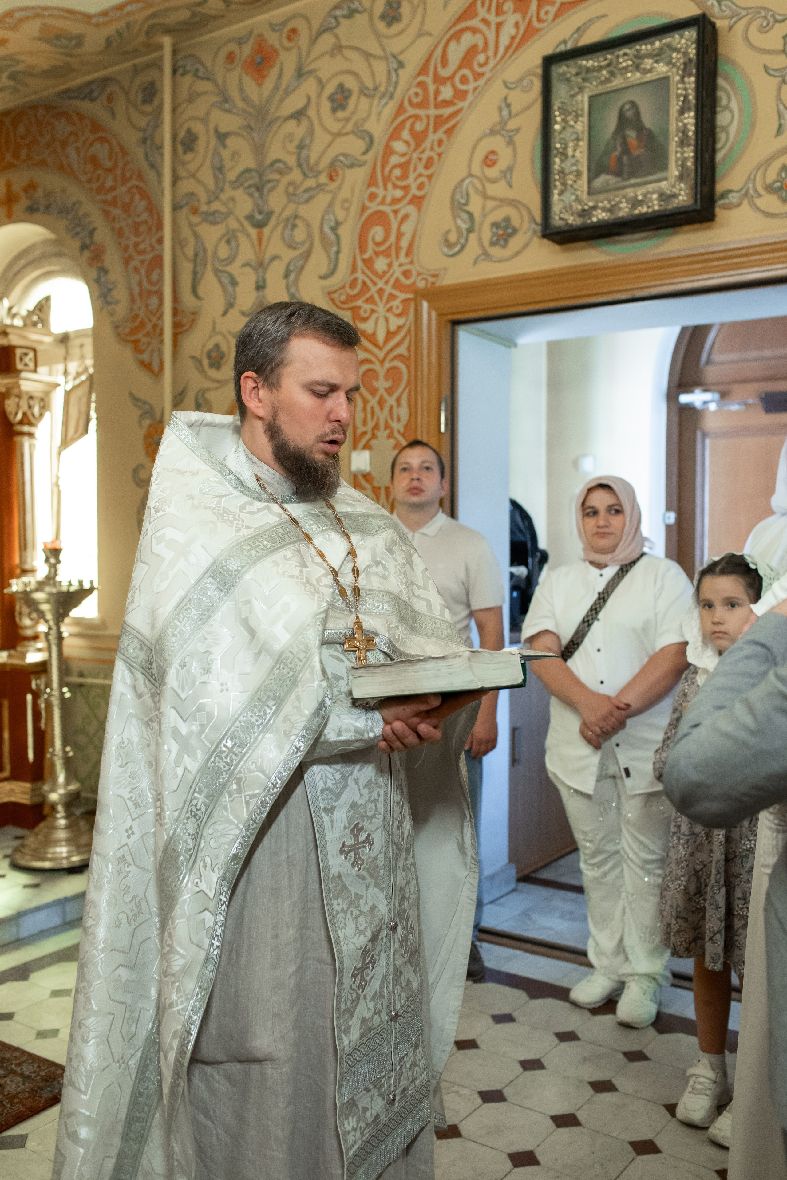 Крещение в Храме Воздвижения Креста Господня в Алтуфьеве. Профессиональный фотограф в Москве и Мо Мария Шантарёва
