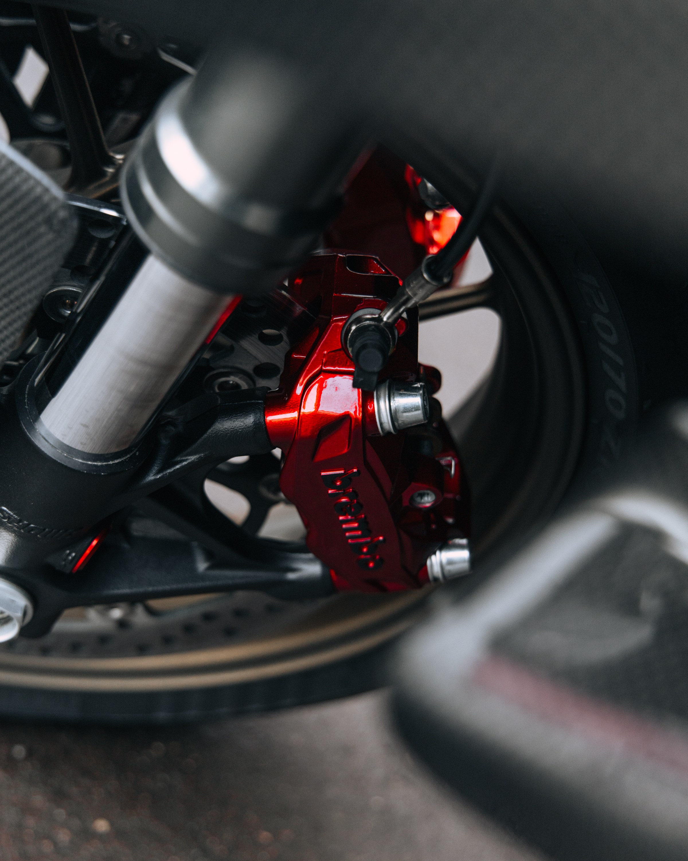 Ducati Streetfighter V2 окрас деталей в красный кэнди и черный мат. DeLorein