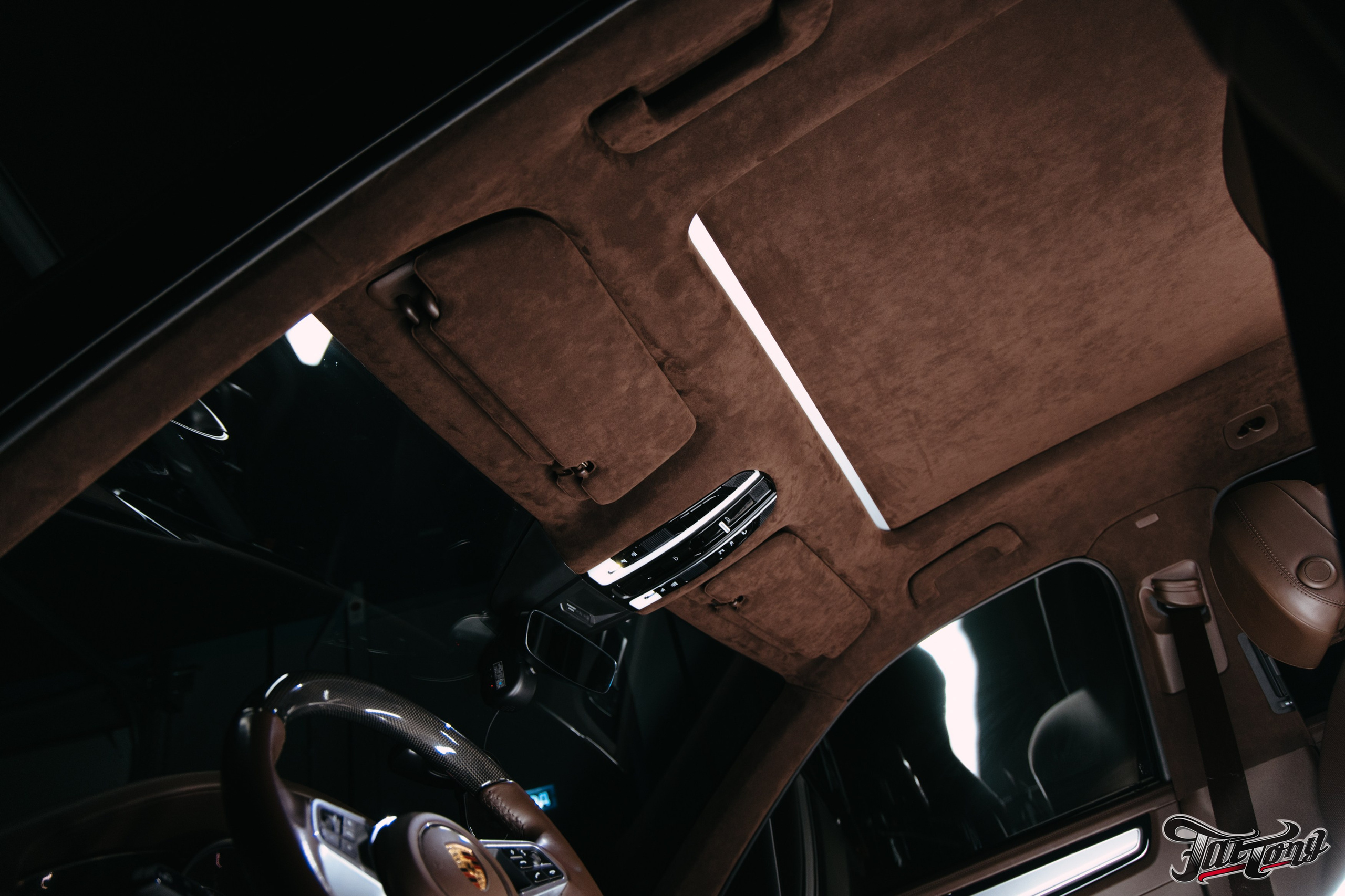 Porsche Сayenne пошив потолка в коричневую алькантару. DeLorein