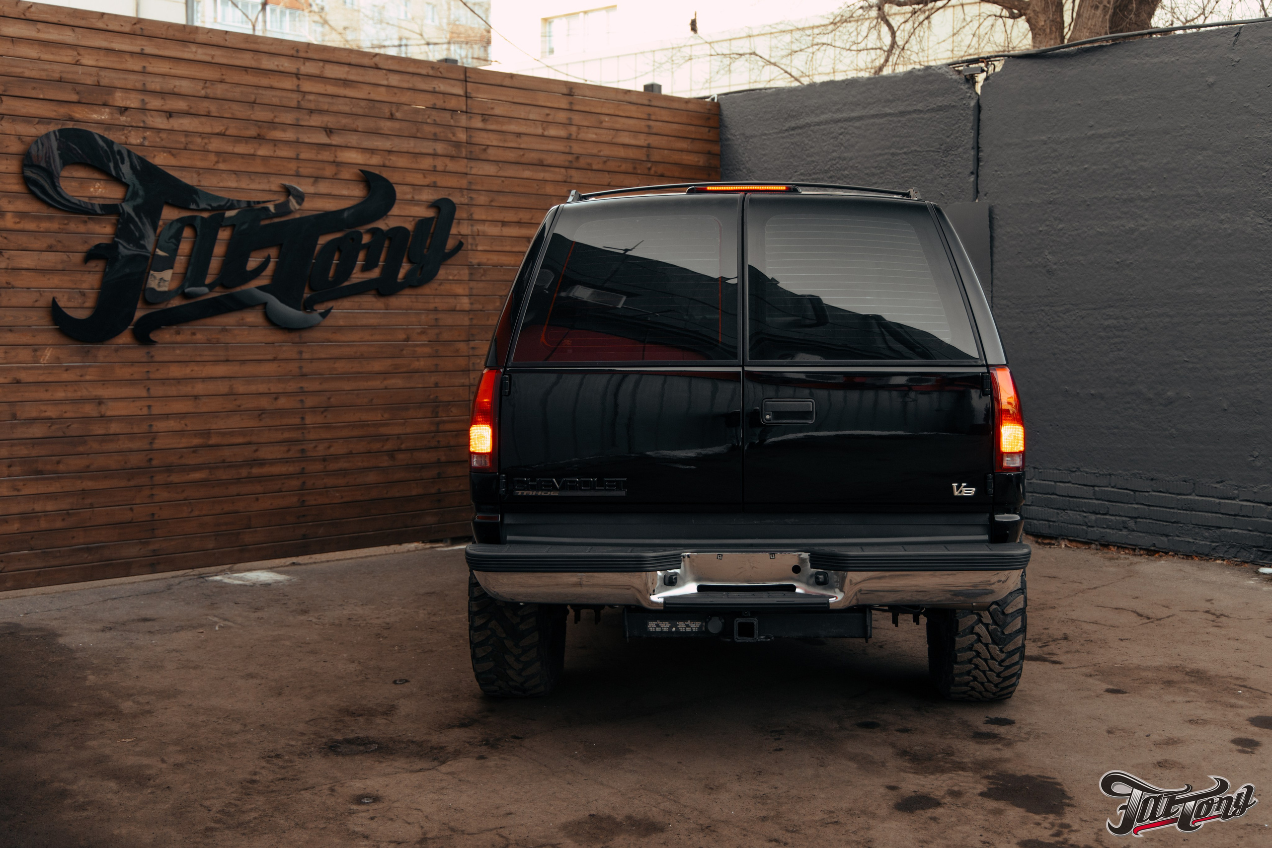 Chevrolet Tahoe I ремонт по кузову и окрас, пошив салона. DeLorein