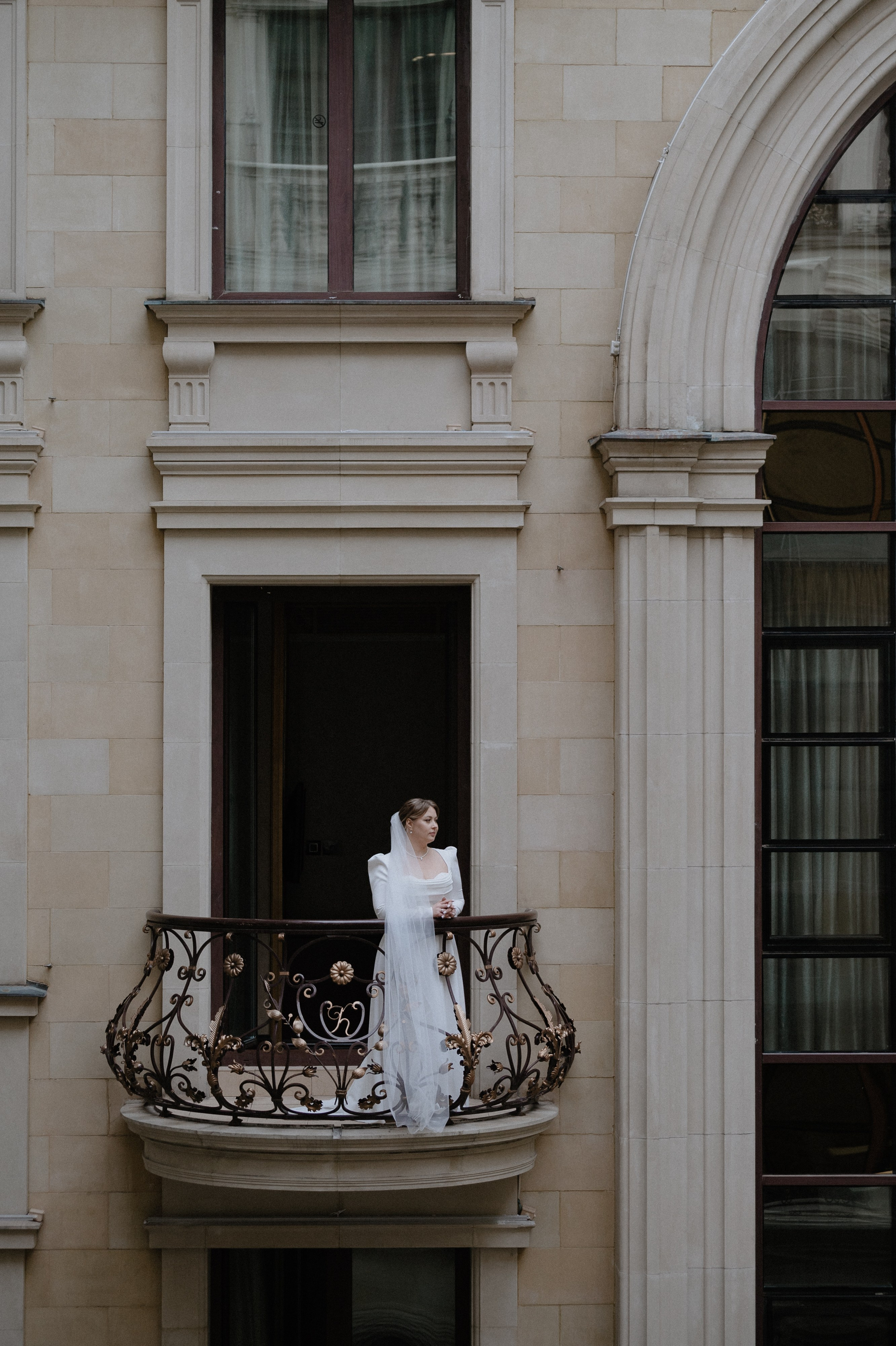 Свадебная фотосессия невесты на балконе отеля St. Regis Nikolskaya