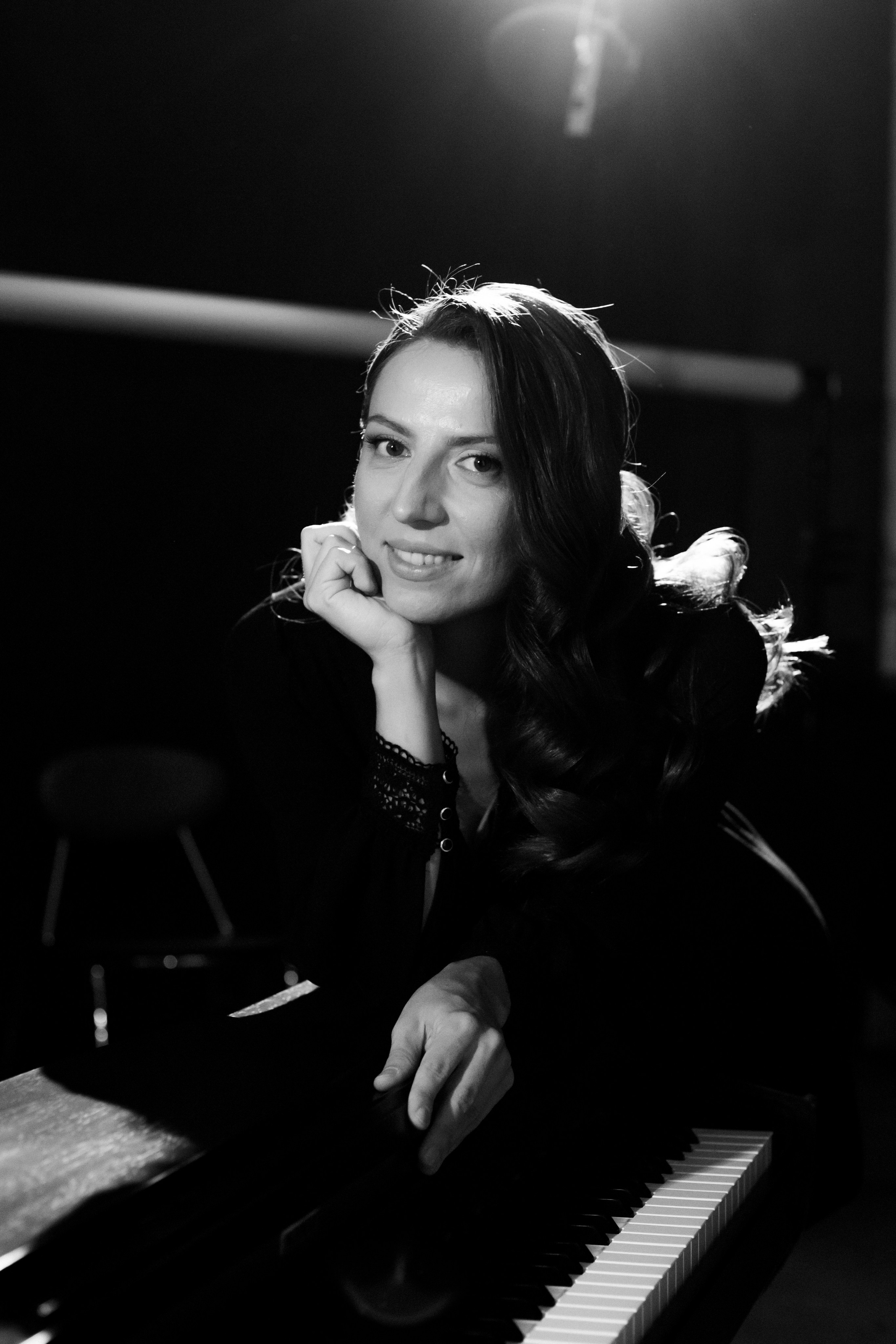 Композитор Юлия Перминова. Фотосъемка. Фотограф в Тюмени Даша Михнова. Портреты, фотопроекты, фотодни