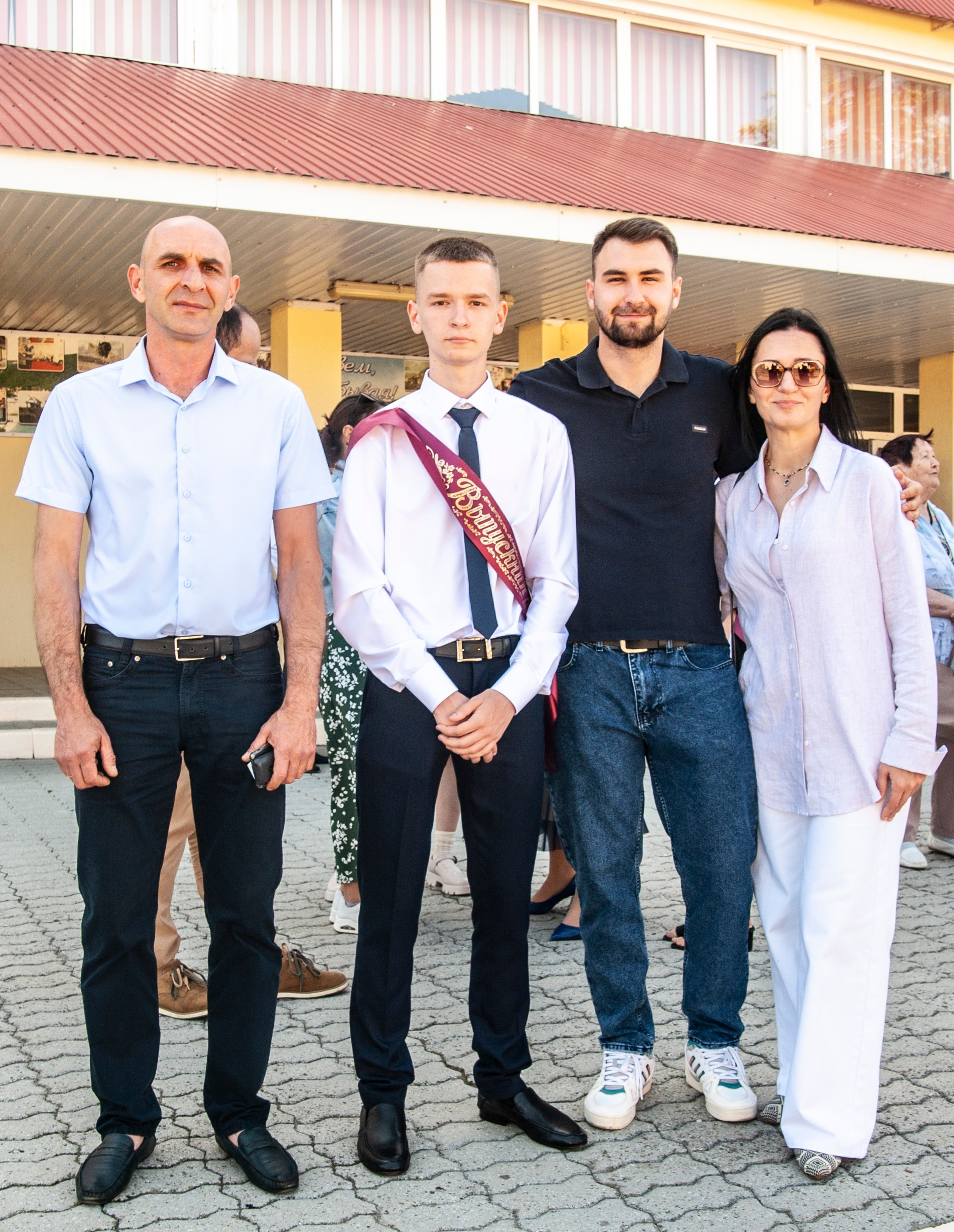 Последний Звонок МАОУ СОШ № 17 им. Эдуарда Есаяна — Архипо-Осиповка. Свадебный и семейный фотограф Денис Лукьянов в Краснодаре, Краснодарском крае и Республике Крым