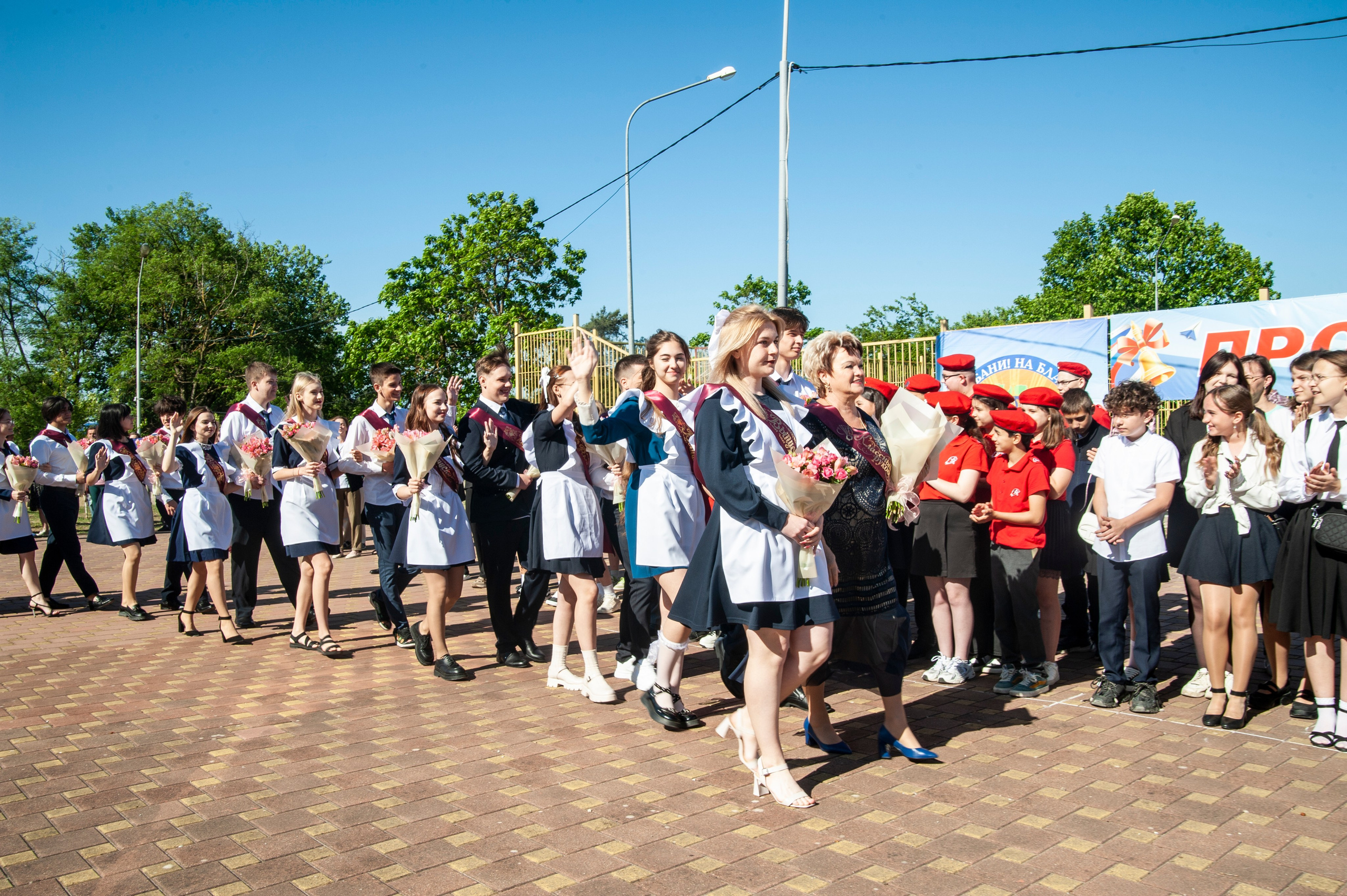 Последний Звонок МАОУ СОШ № 17 им. Эдуарда Есаяна — Архипо-Осиповка. Свадебный и семейный фотограф Денис Лукьянов в Краснодаре, Краснодарском крае и Республике Крым