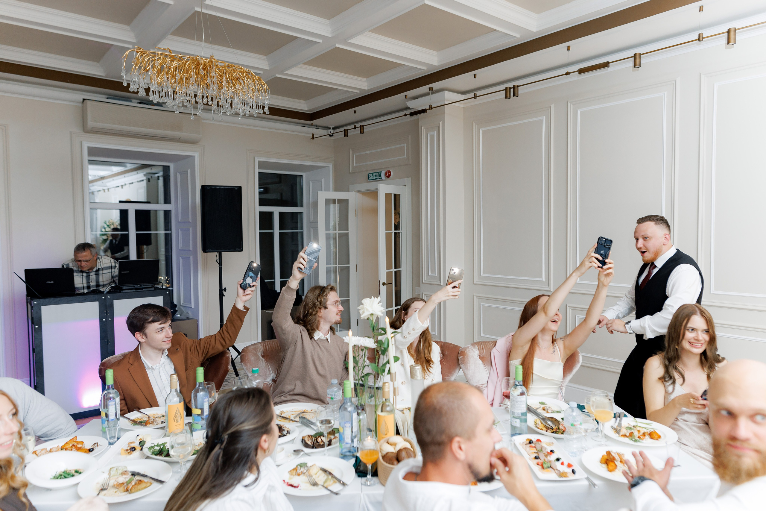 Свадебный банкет Полины и Ильи: волшебство в «Музыке и Времени». Свадебный фотограф Михаил Александров