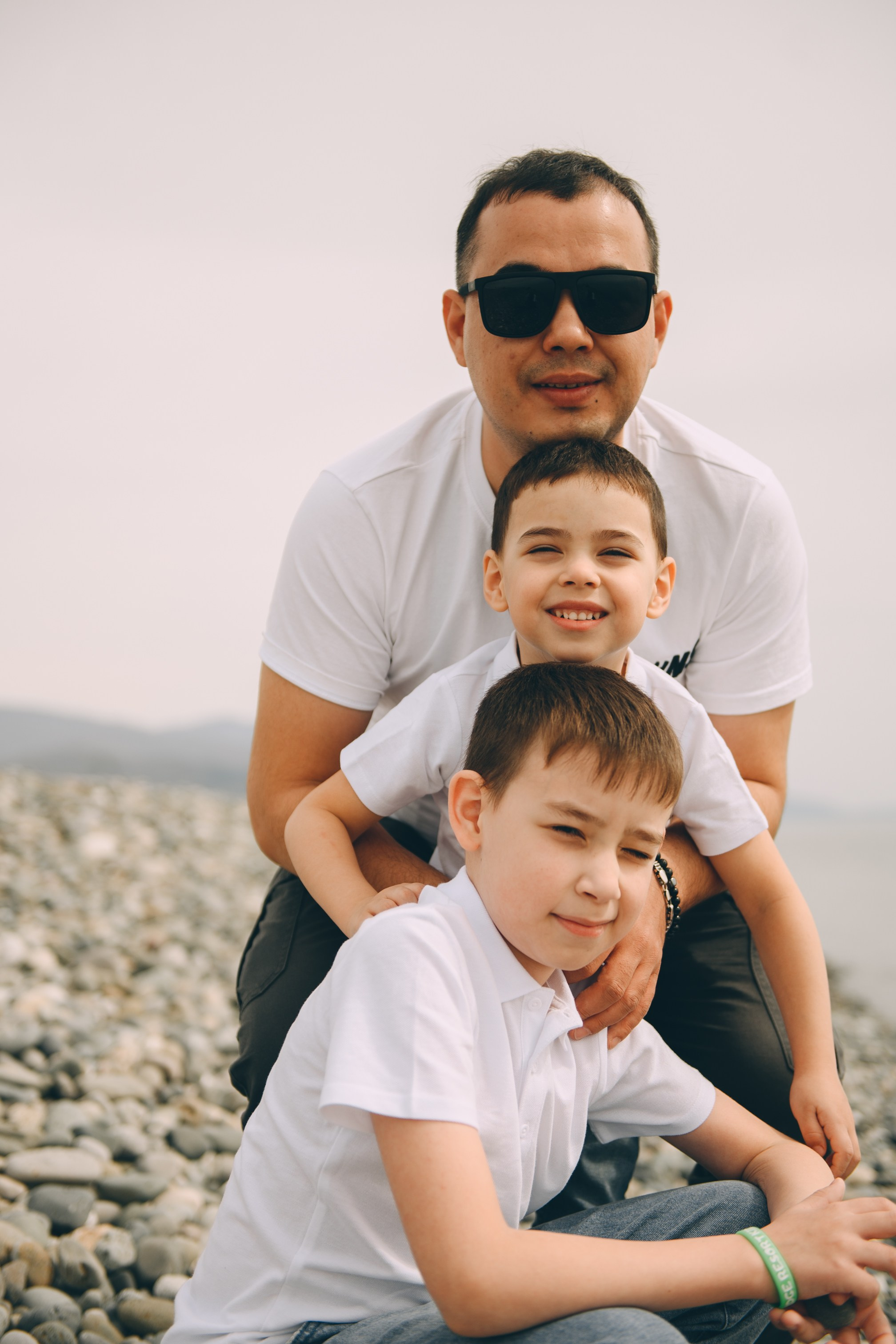 Отец-герой с двумя сыновьями непоседами. Свадебный и семейный фотограф София Невская